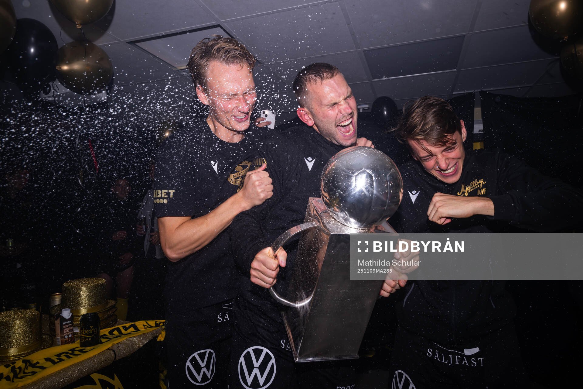 Mjällbys Herman Johansson och Elliot Stroud  jublar med