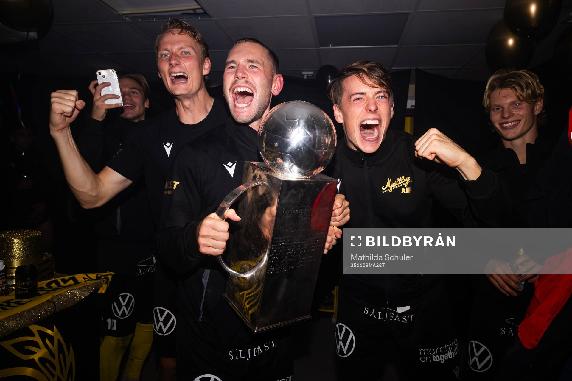 Mjällbys spelare jublar med Lennart Johanssons pokal