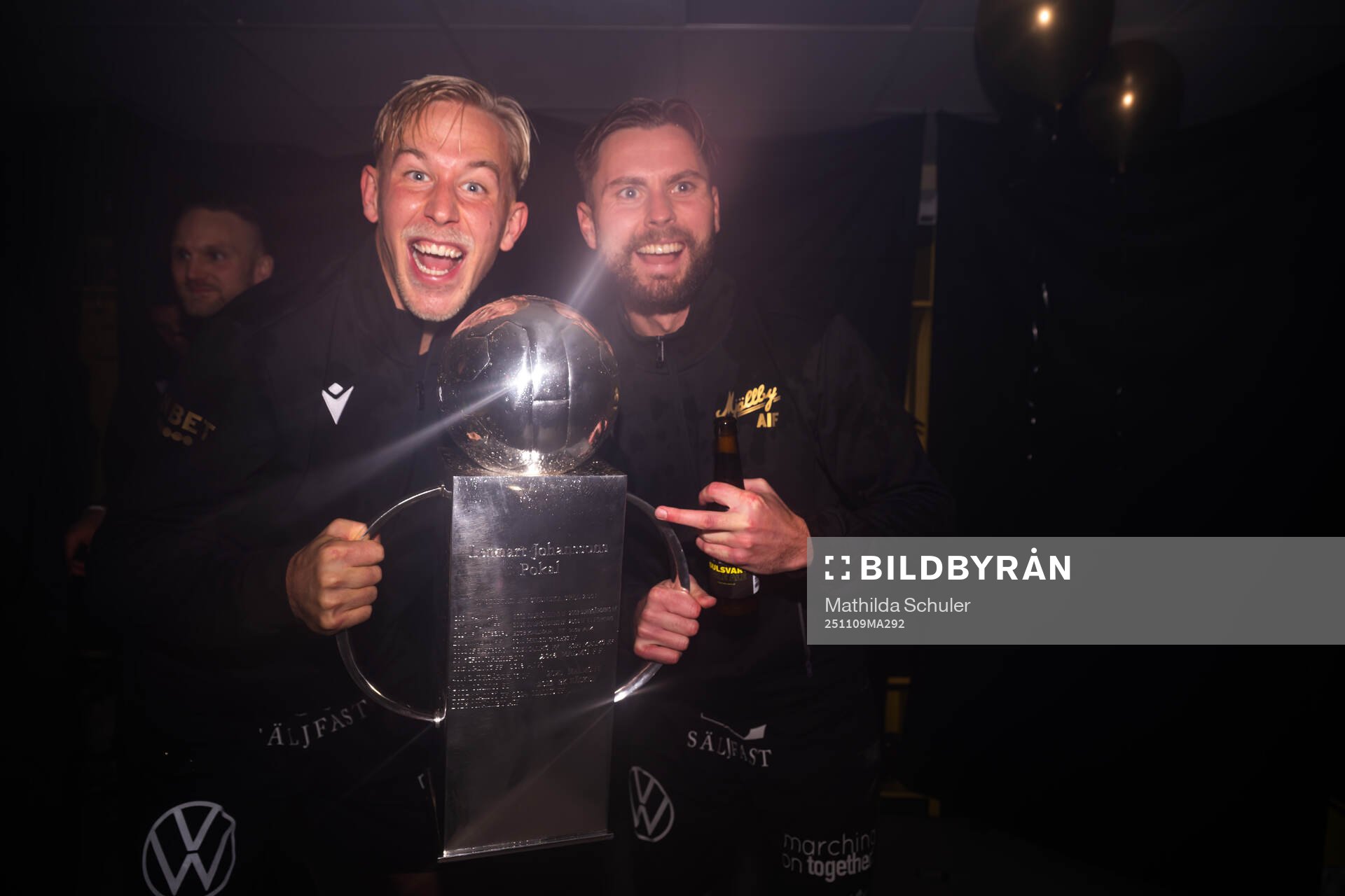 Mjällbys Herman Johansson och Axel Norén jublar med