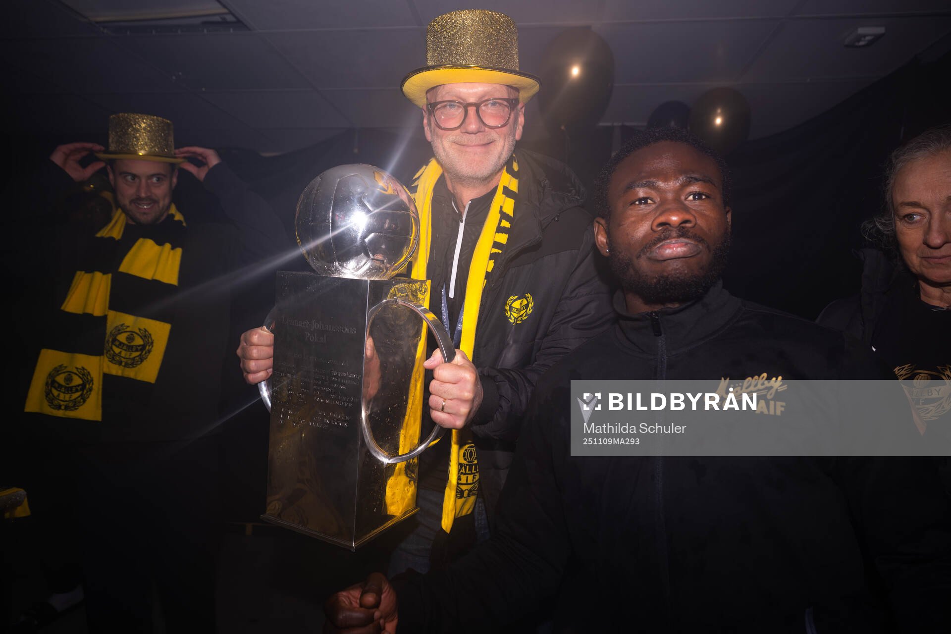 Mjällbys ordförande Magnus Emeus jublar med Lennart