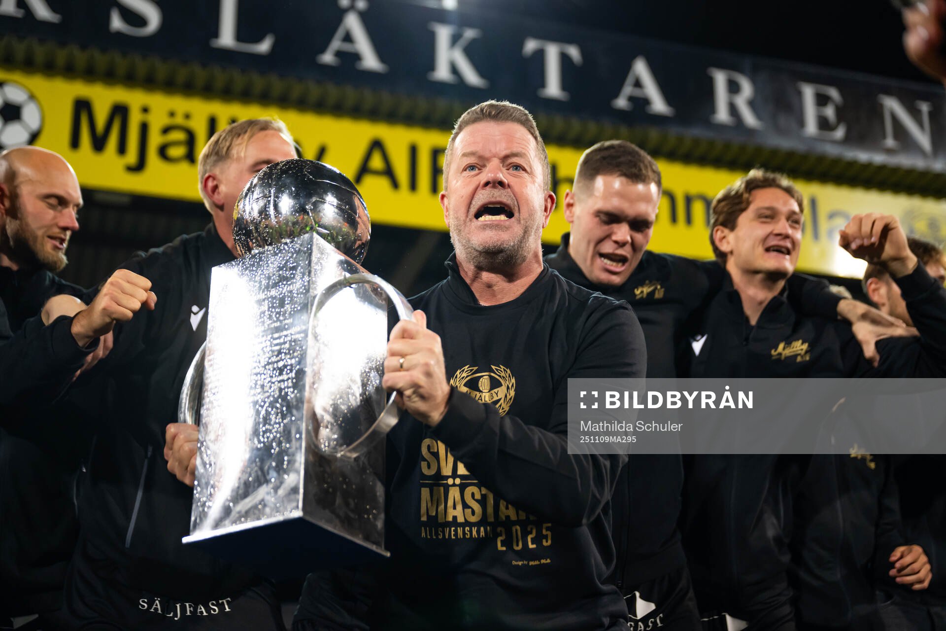Mjällbys tränare Anders Torstensson jublar med Lennart