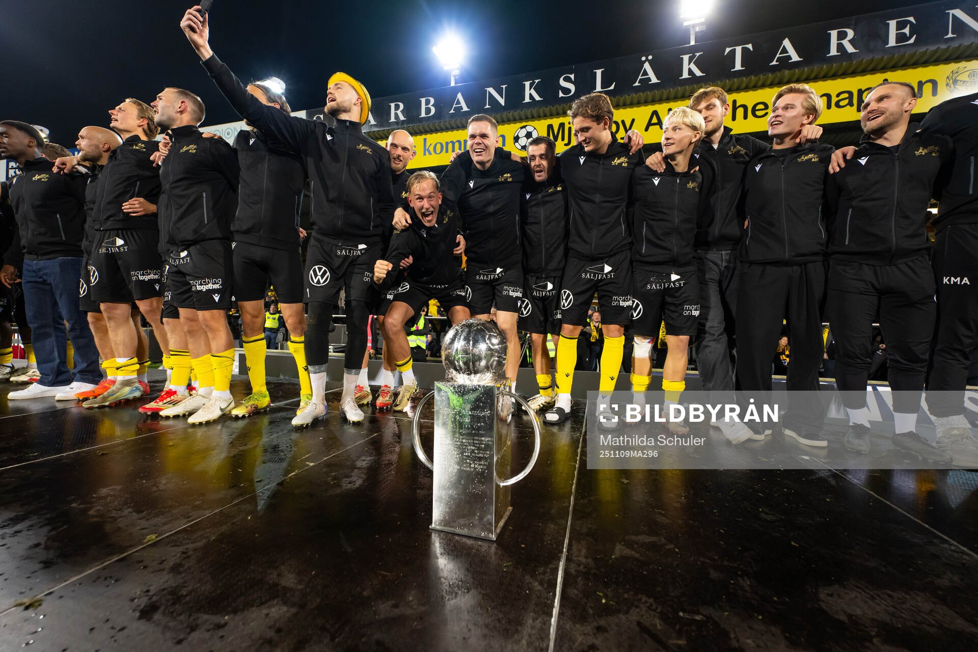 Mjällbys Herman Johansson och Jacob Bergström jublar med