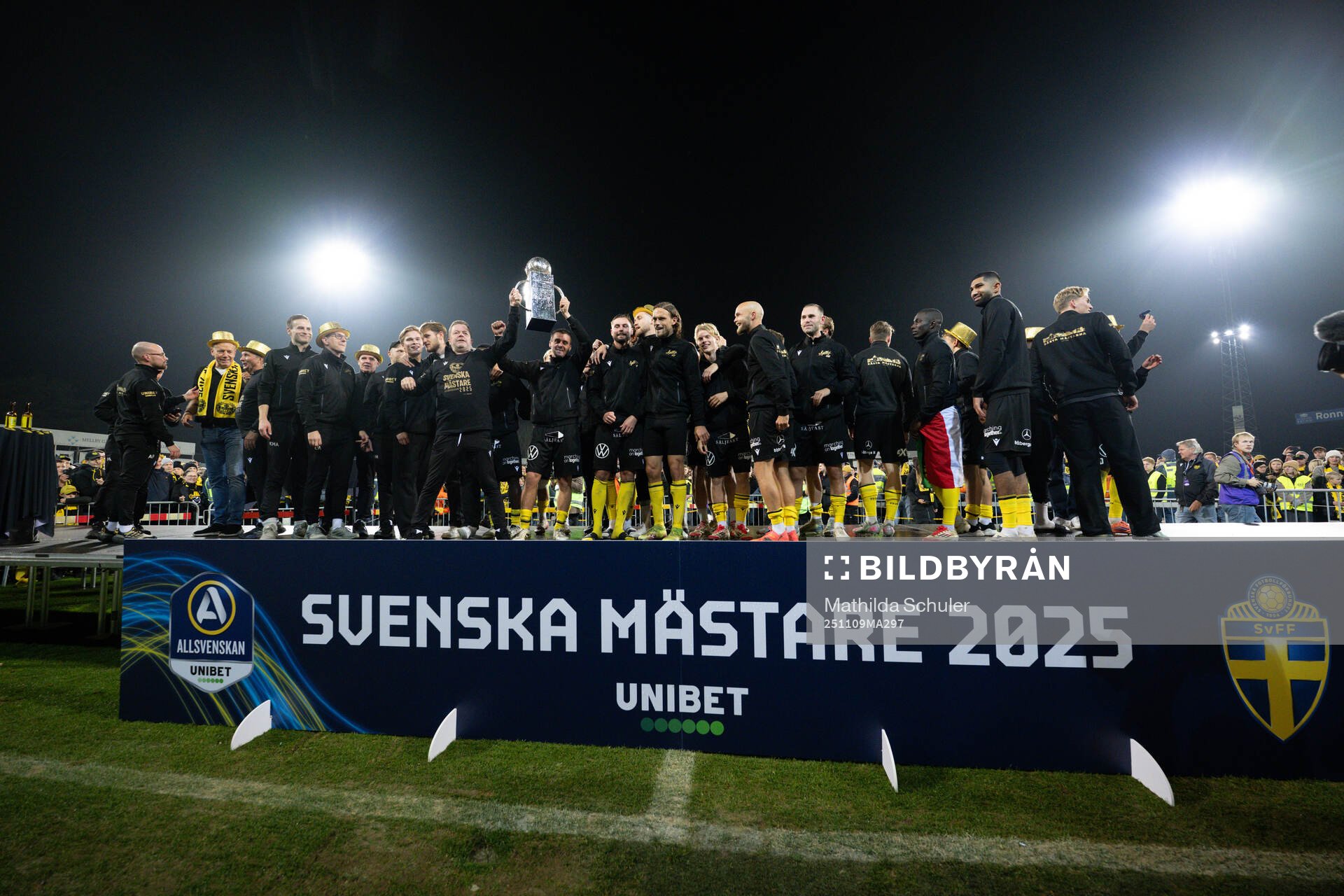 Mjällbys spelare jublar med Lennart Johanssons pokal