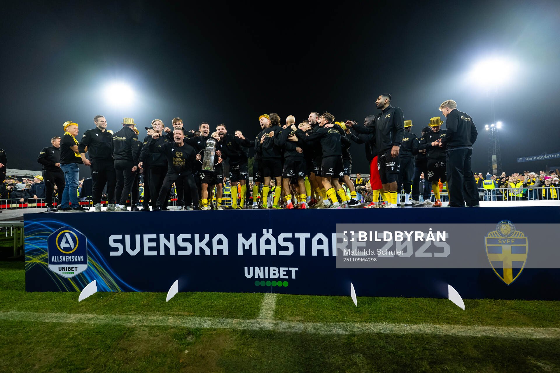 Mjällbys spelare jublar med Lennart Johanssons pokal