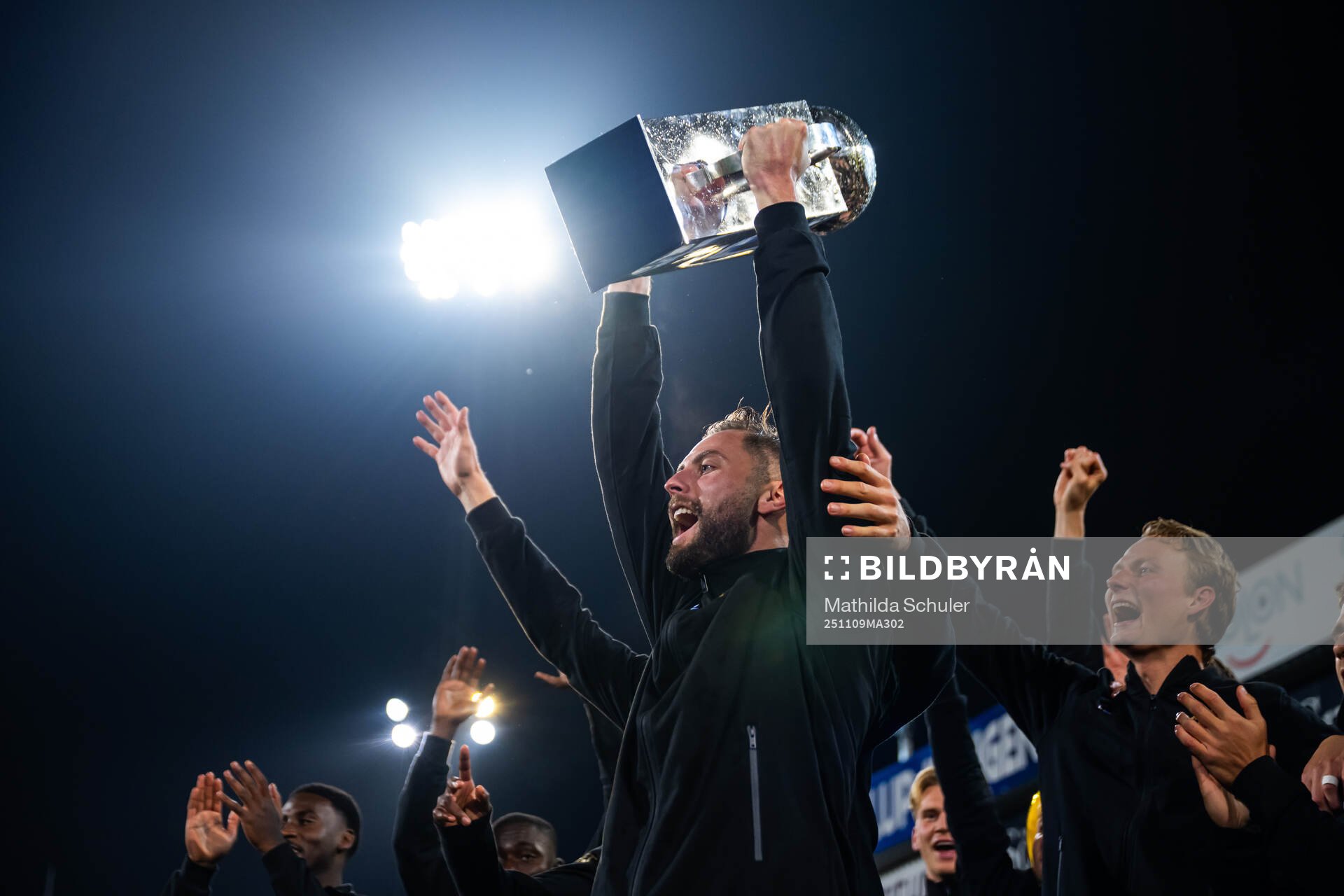 Mjällbys Axel Norén jublar med Lennart Johanssons pokal