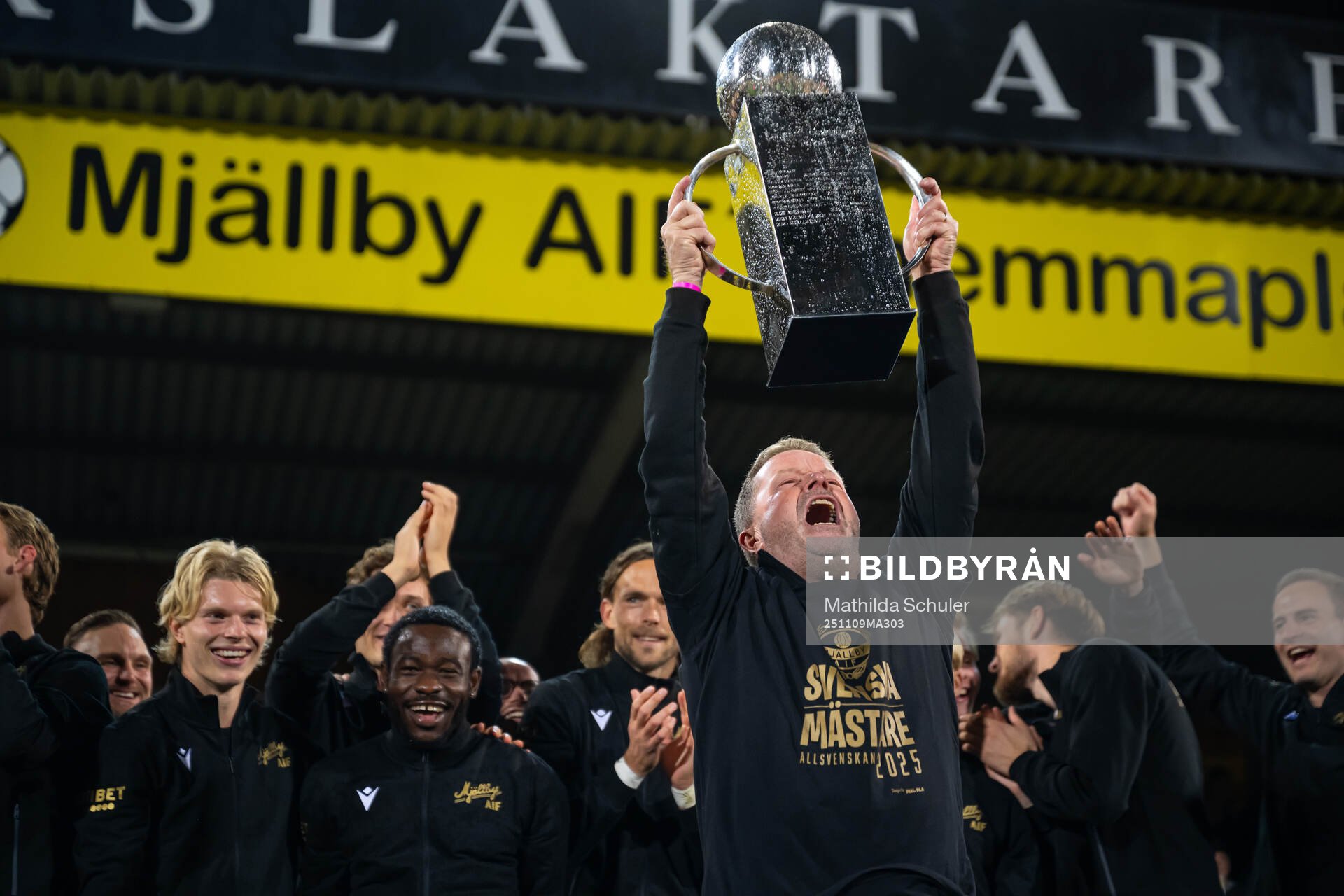 Mjällbys tränare Anders Torstensson jublar med Lennart