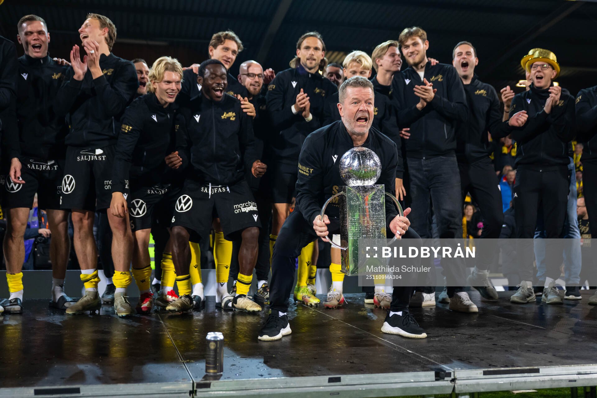 Mjällbys tränare Anders Torstensson jublar med Lennart