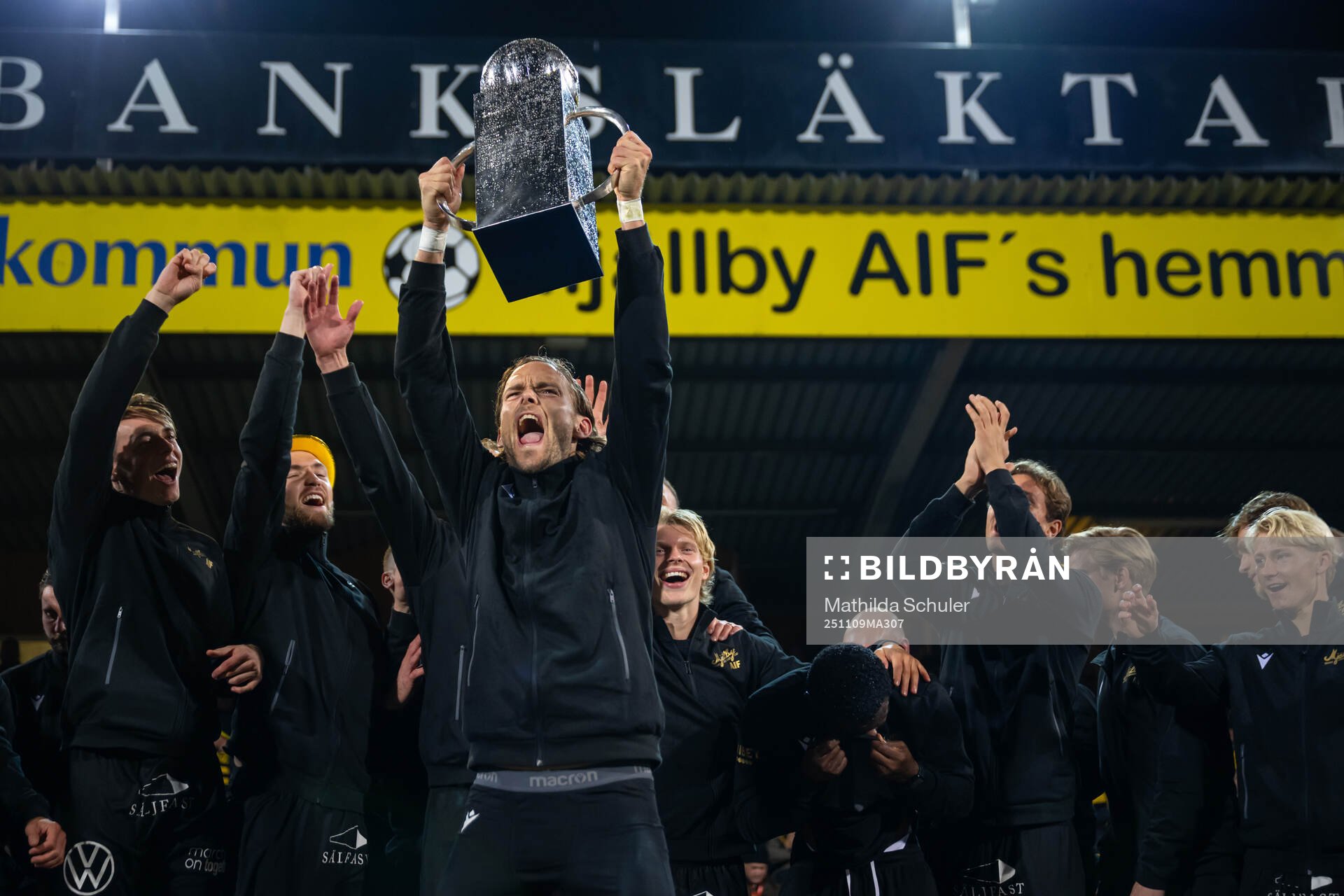 Mjällbys Tom Pettersson jublar med Lennart Johanssons pokal