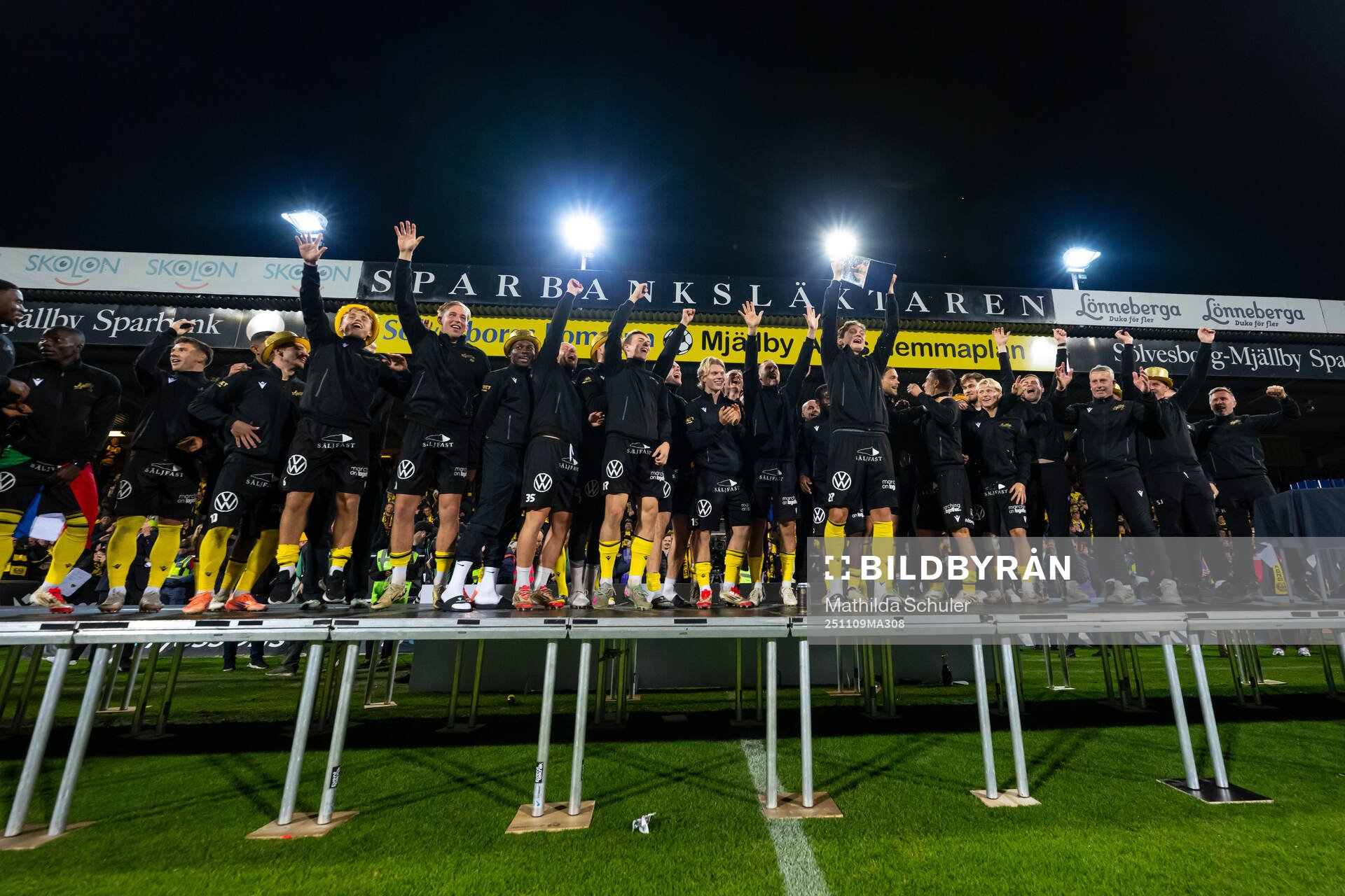 Mjällbys spelare jublar med Lennart Johanssons pokal