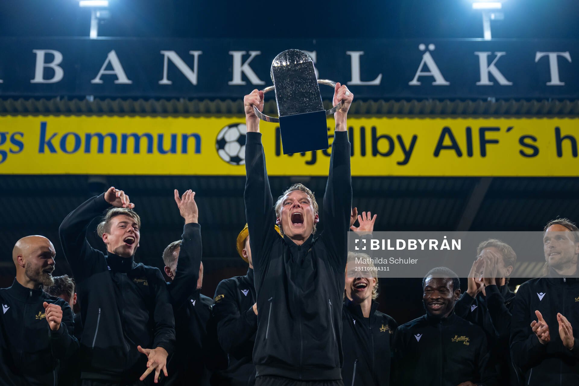 Mjällbys Alexander Johansson  jublar med Lennart