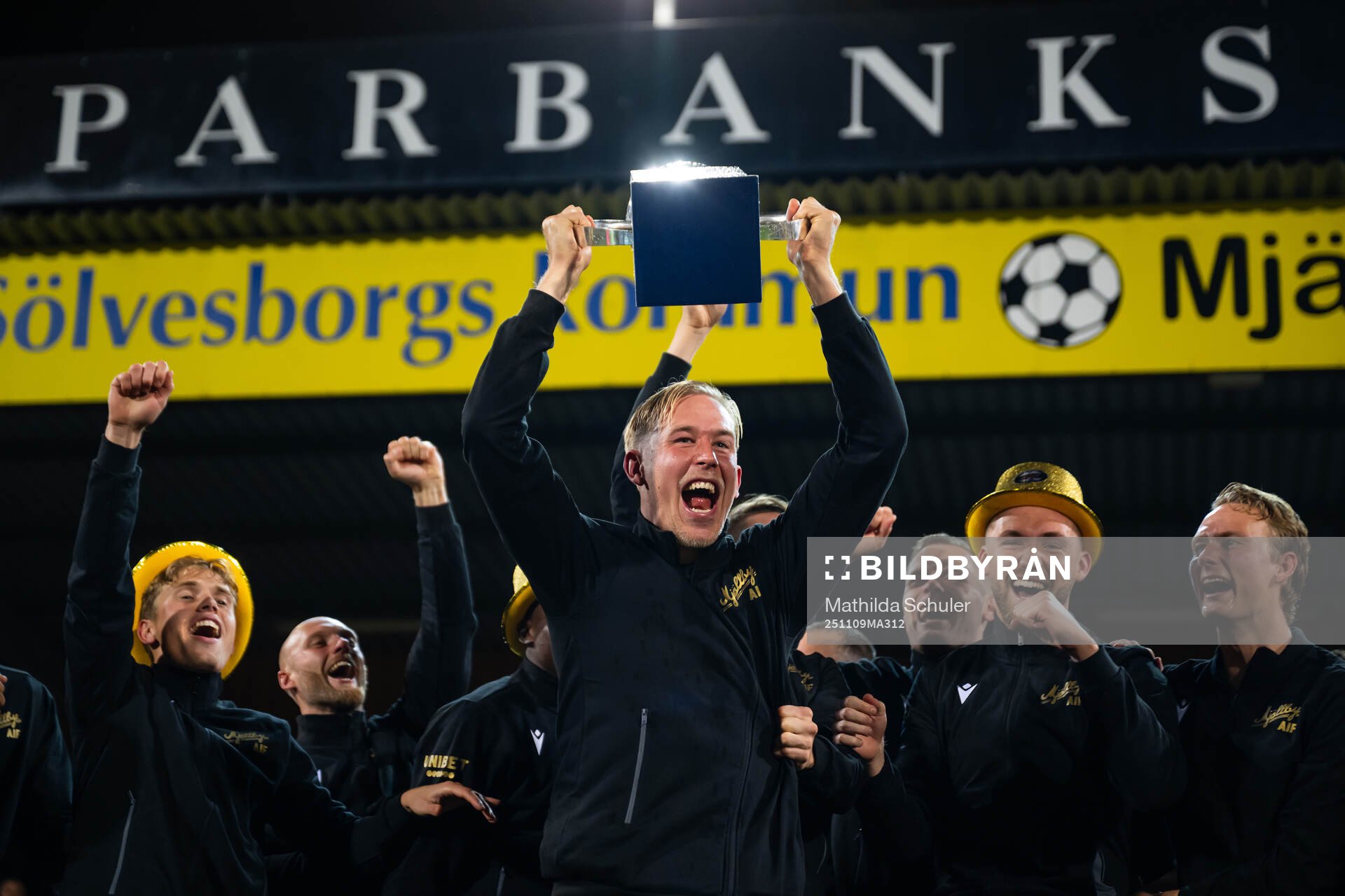 Mjällbys Herman Johansson jublar med Lennart Johanssons