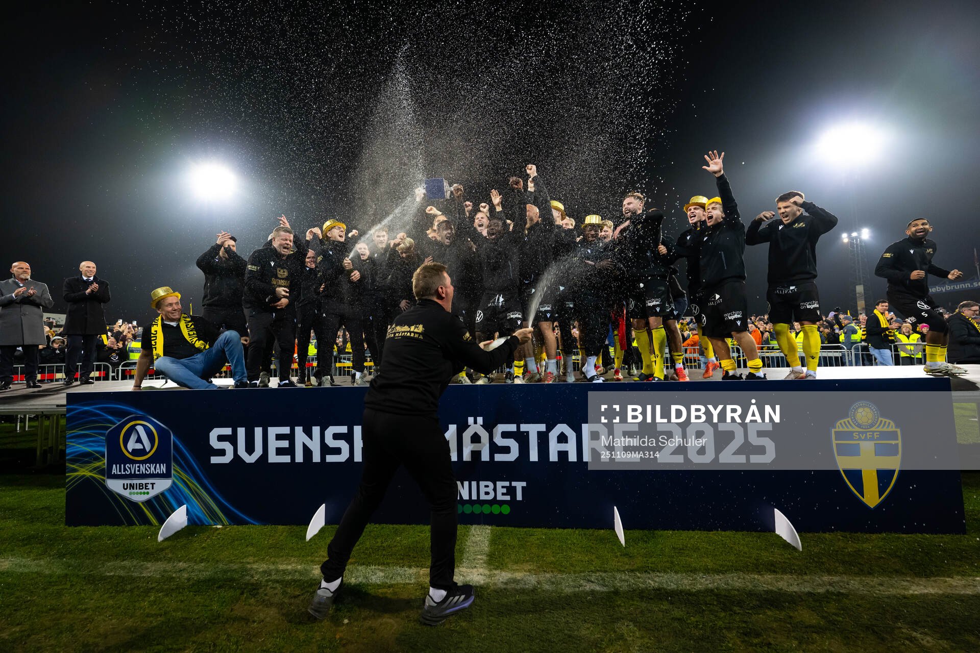 Mjällby jublar med Lennart Johanssons pokal