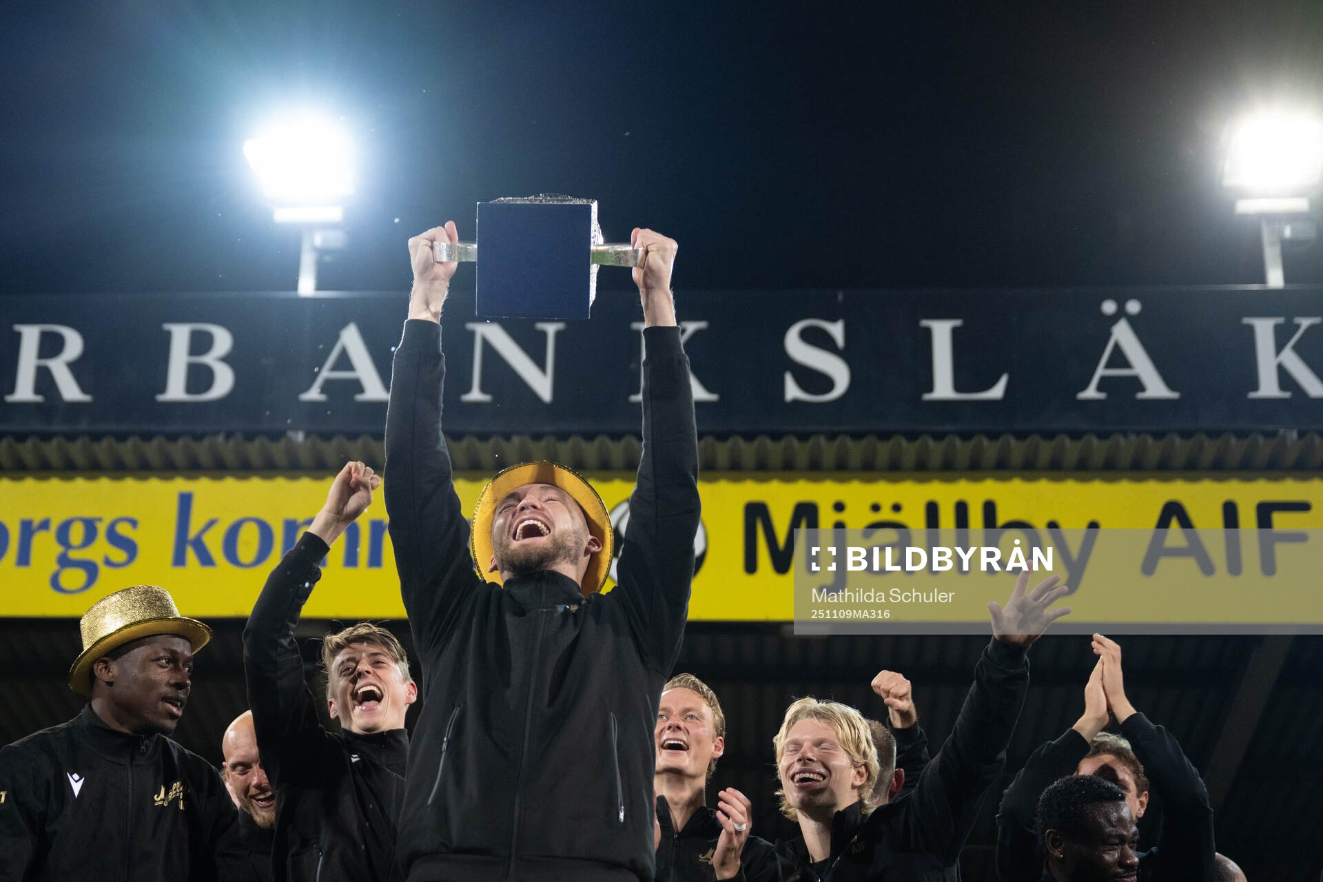 Mjällbys målvakt Noel Törnqvist jublar med Lennart