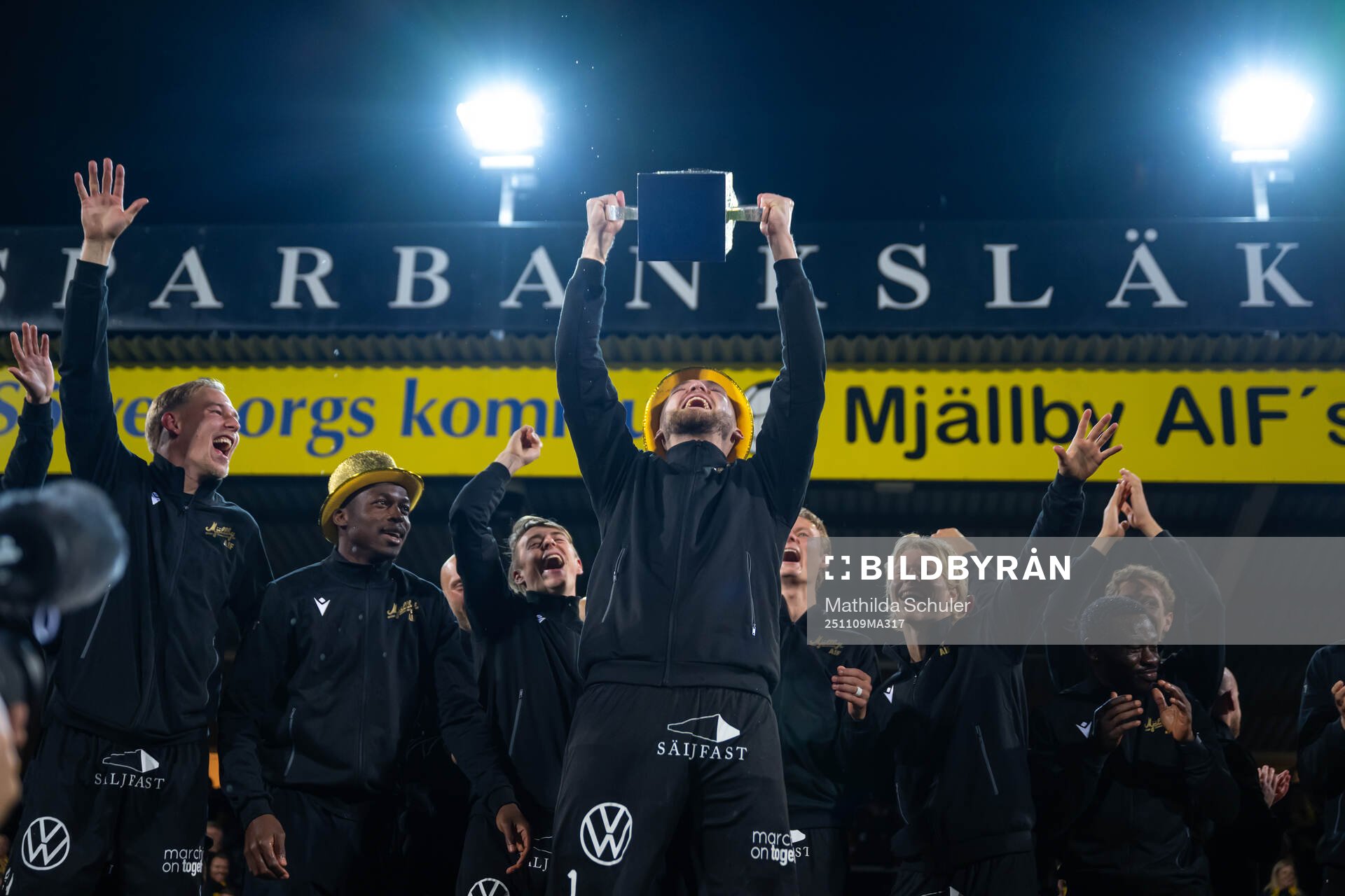 Mjällbys målvakt Noel Törnqvist jublar med Lennart