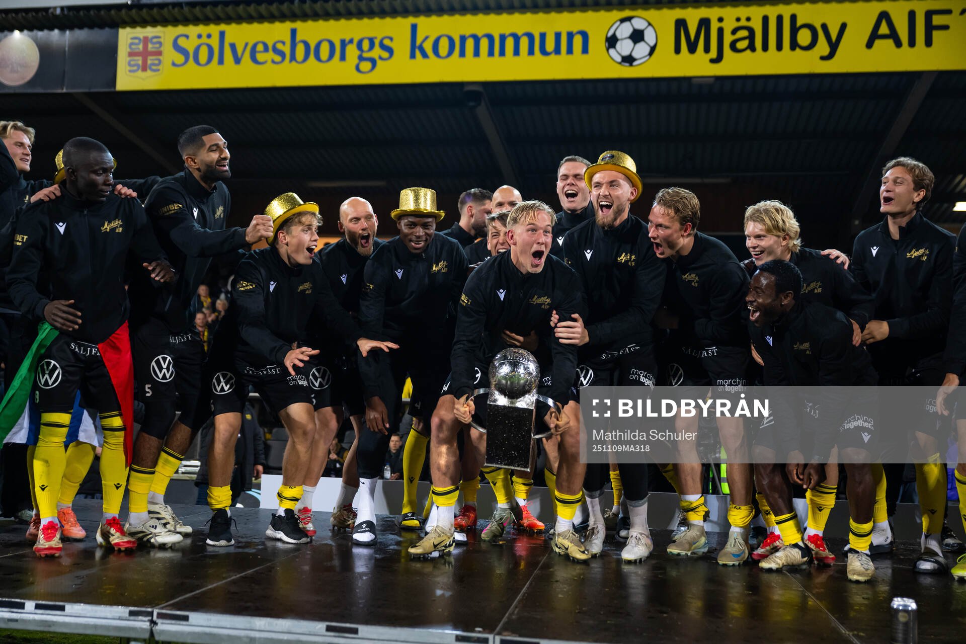 Mjällbys Herman Johansson jublar med Lennart Johanssons