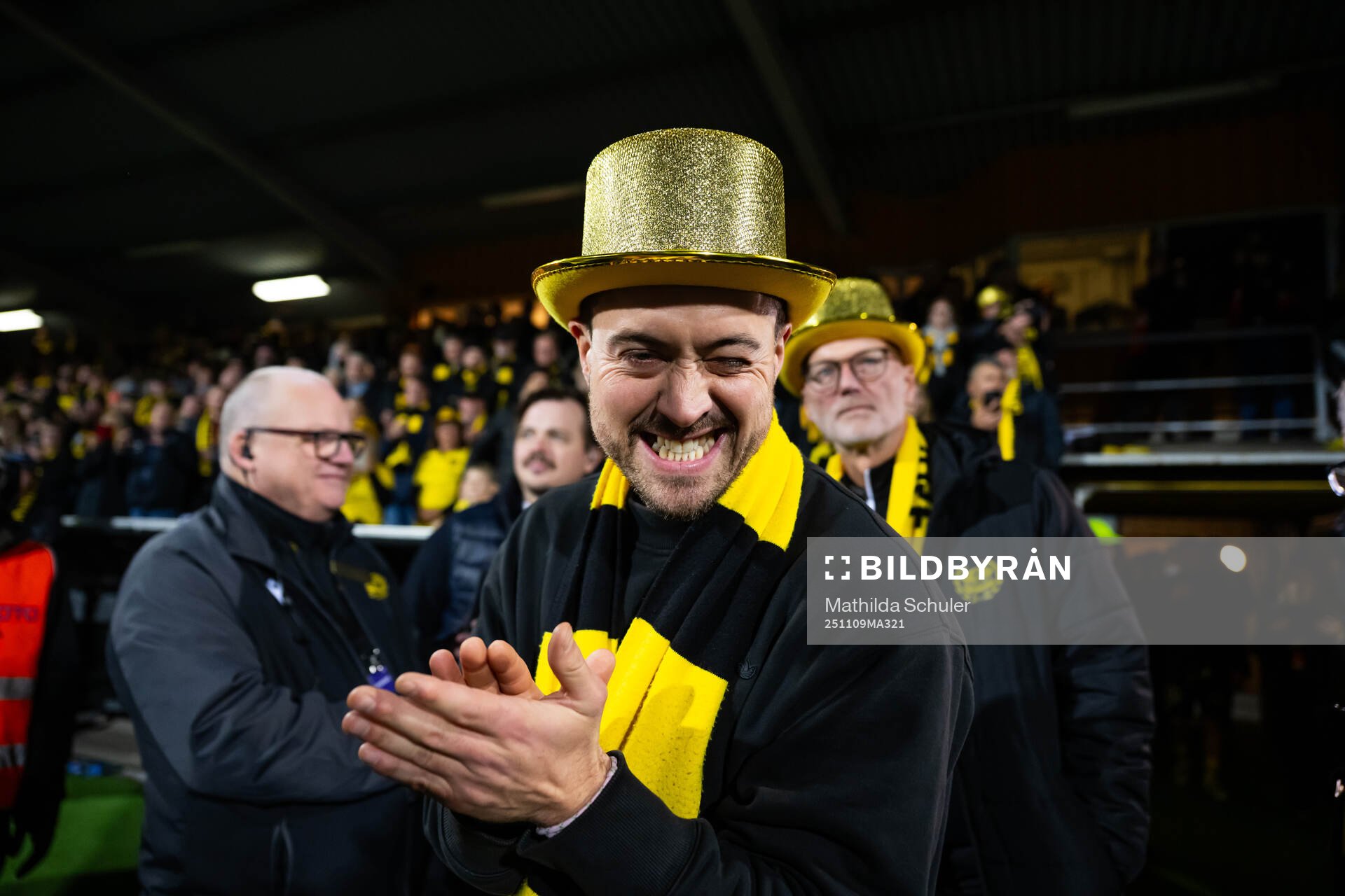 Mjällbys klubbchef Jacob Lennartsson jublar