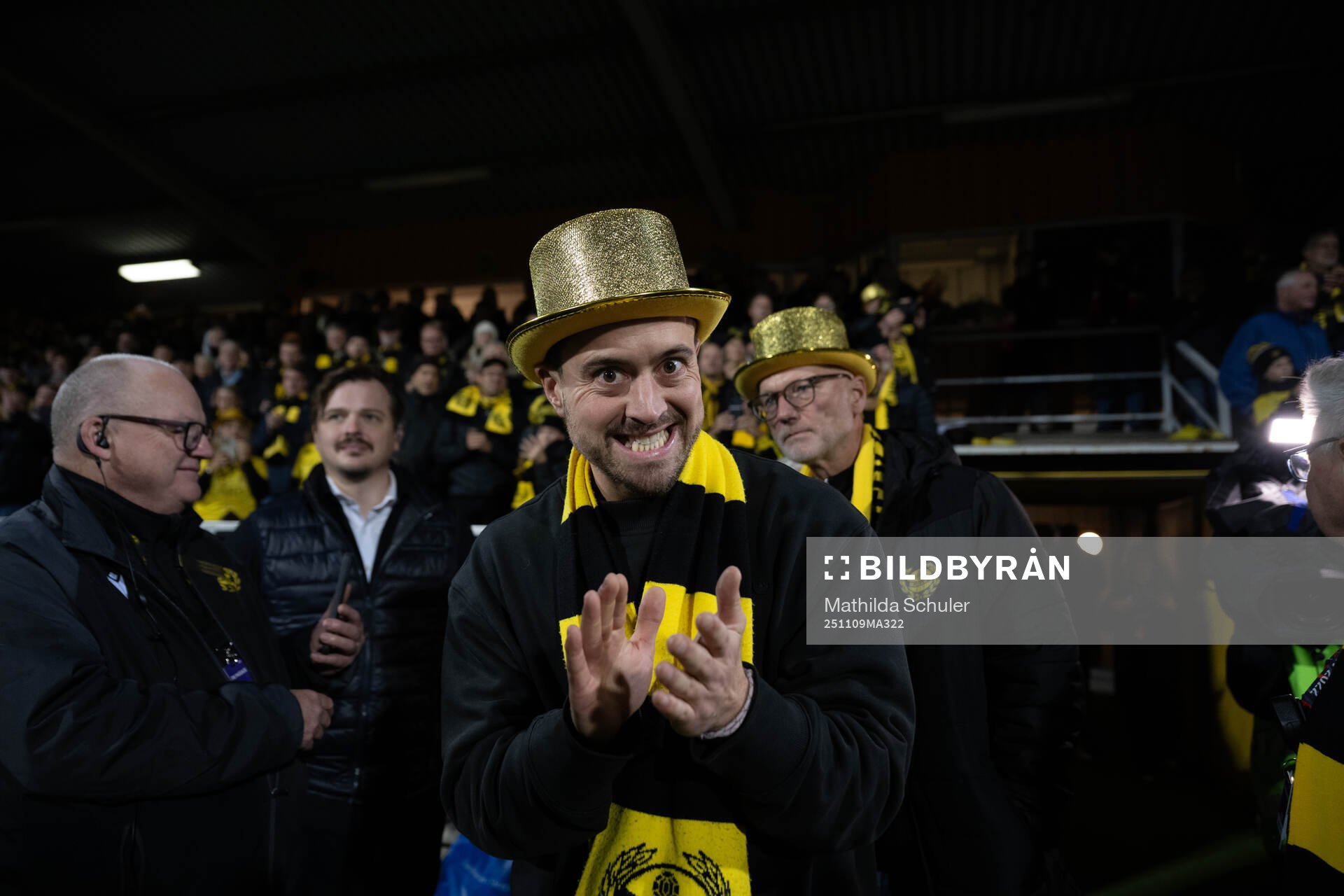 Mjällbys klubbchef Jacob Lennartsson jublar