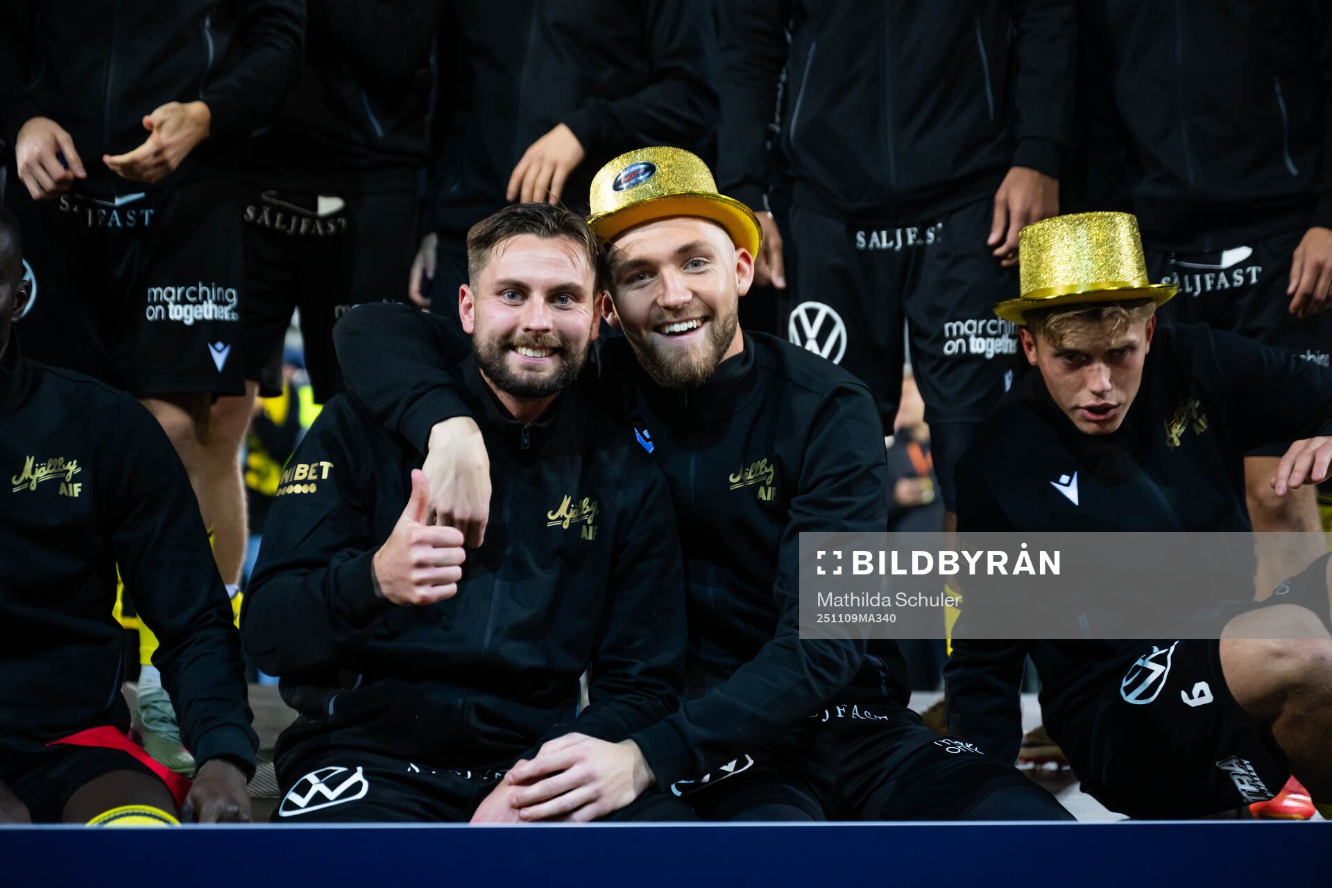 Mjällbys Axel Norén och målvakt Noel Törnqvist jublar
