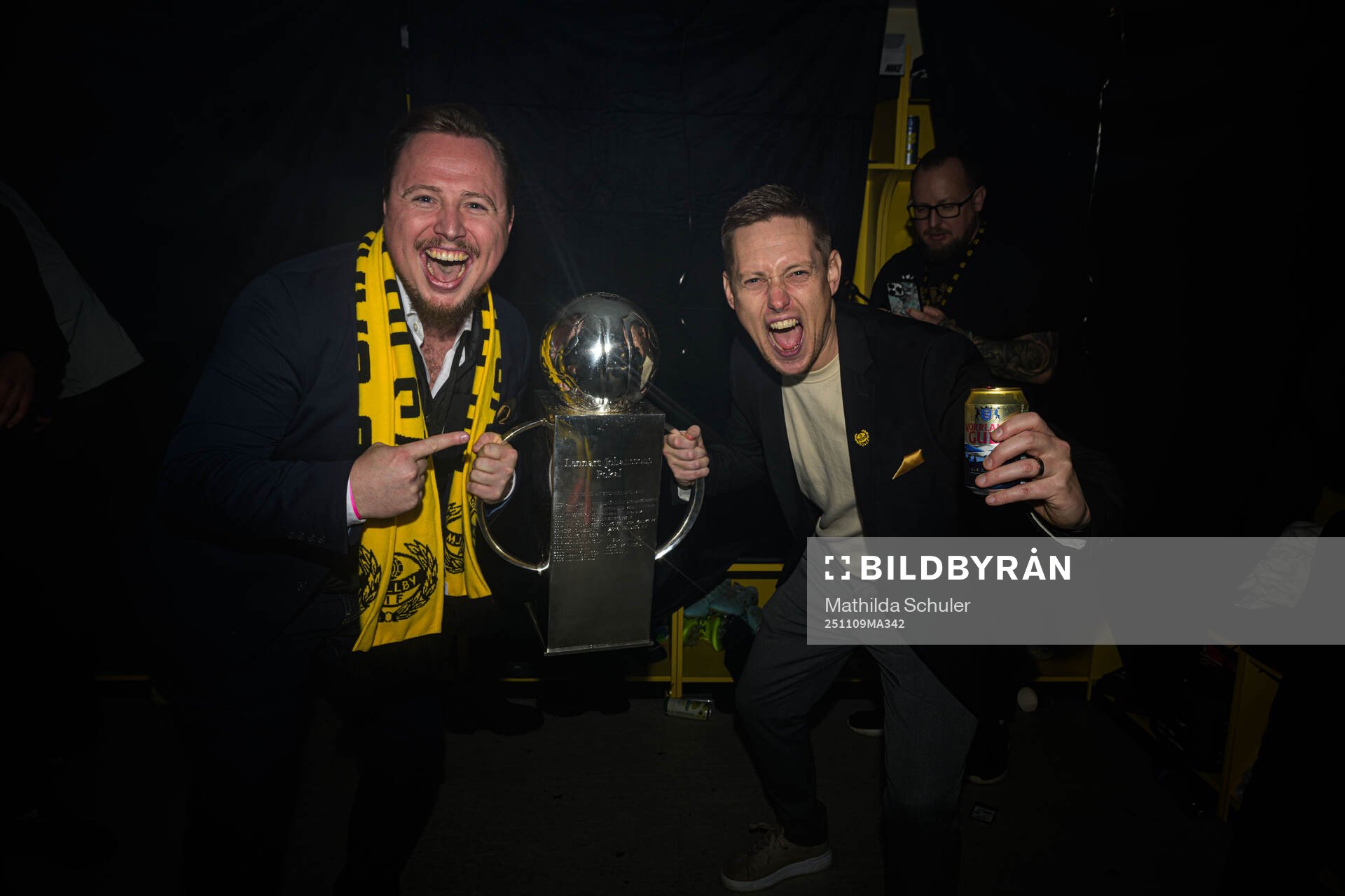 Mjällbys jublar med Lennart Johanssons pokal