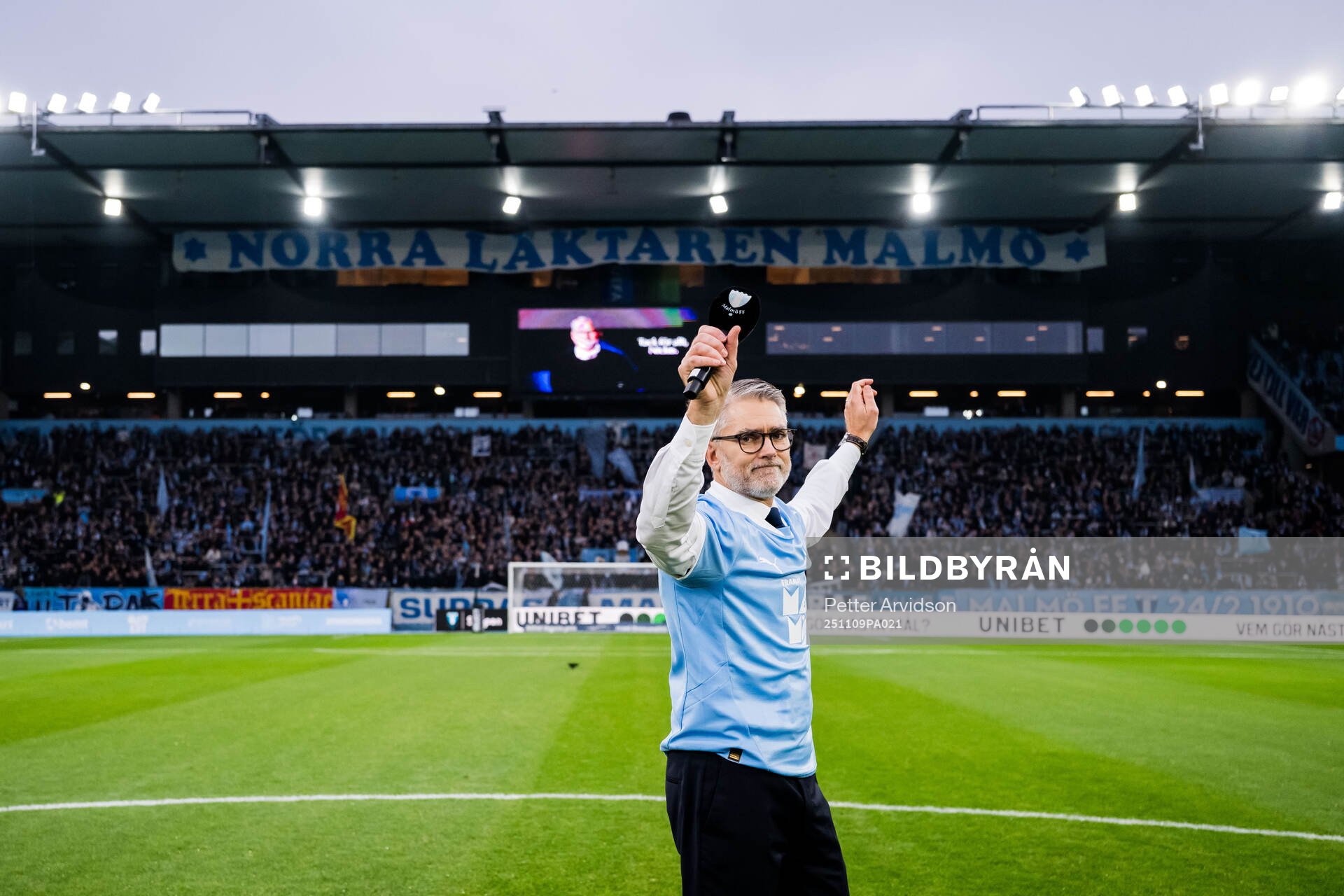 Malmö FFs vd Niclas Carlnén tackas av