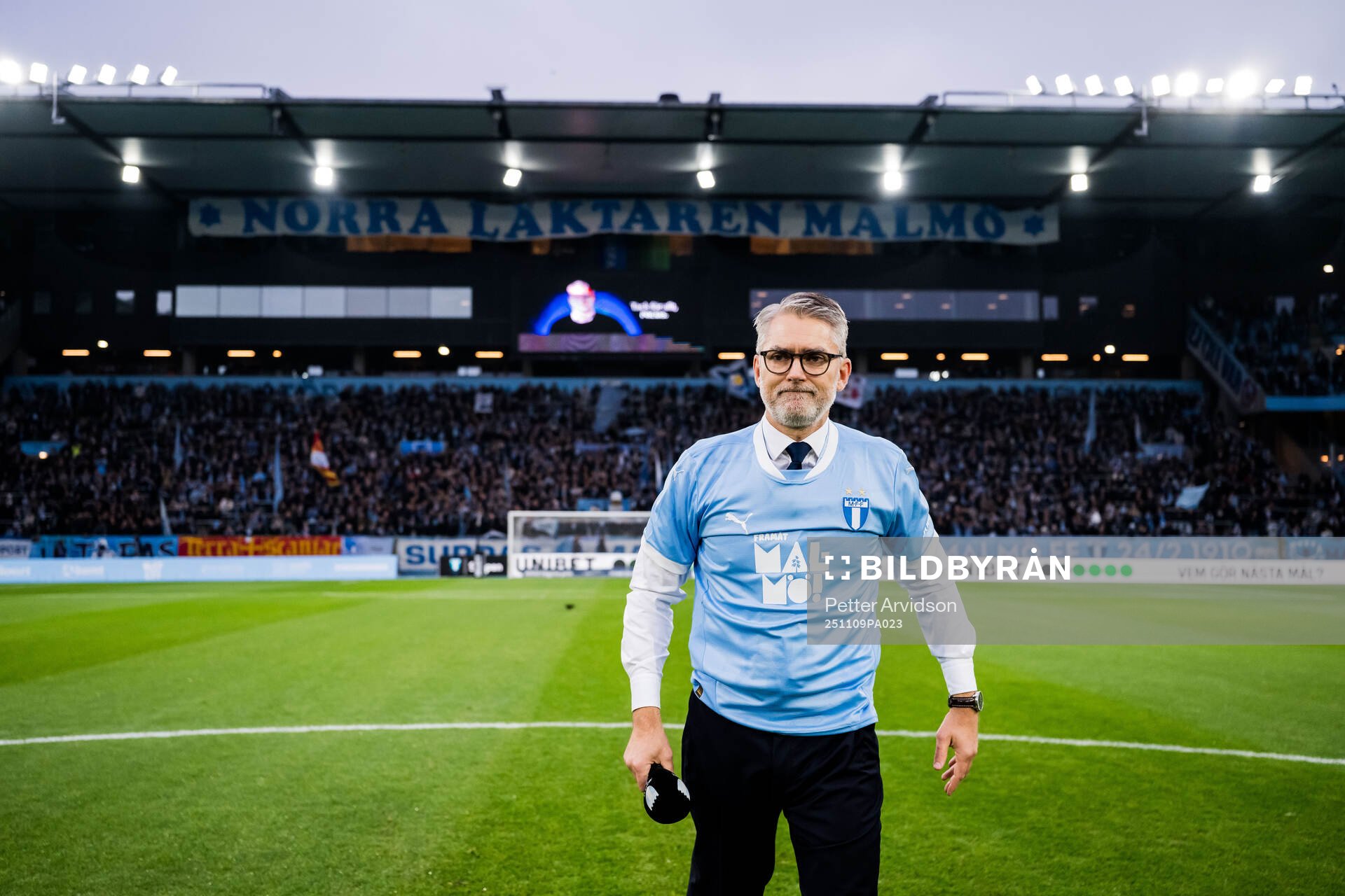 Malmö FFs vd Niclas Carlnén tackas av