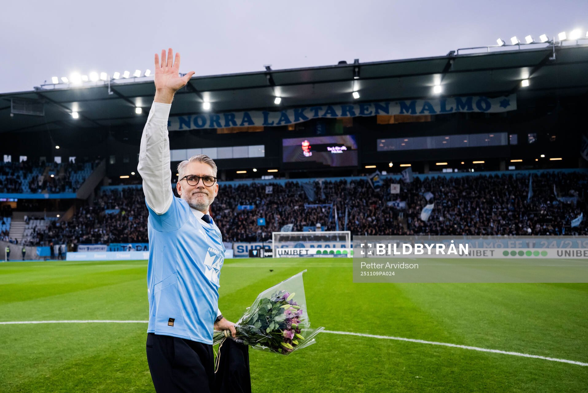 Malmö FFs vd Niclas Carlnén tackas av