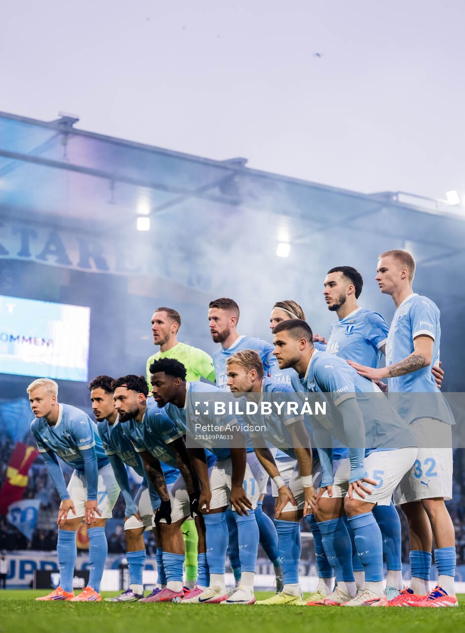 Malmö FFs spelare ställer upp för lagbild