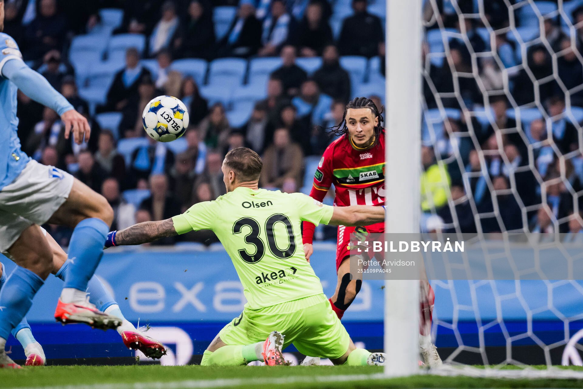 Malmö FFs målvakt Robin Olsen och GAISs Amin Boudri