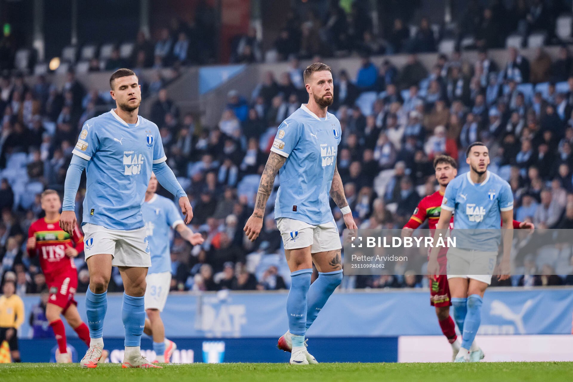 Malmö FFs Gabriel Busanello och Pontus Jansson deppar