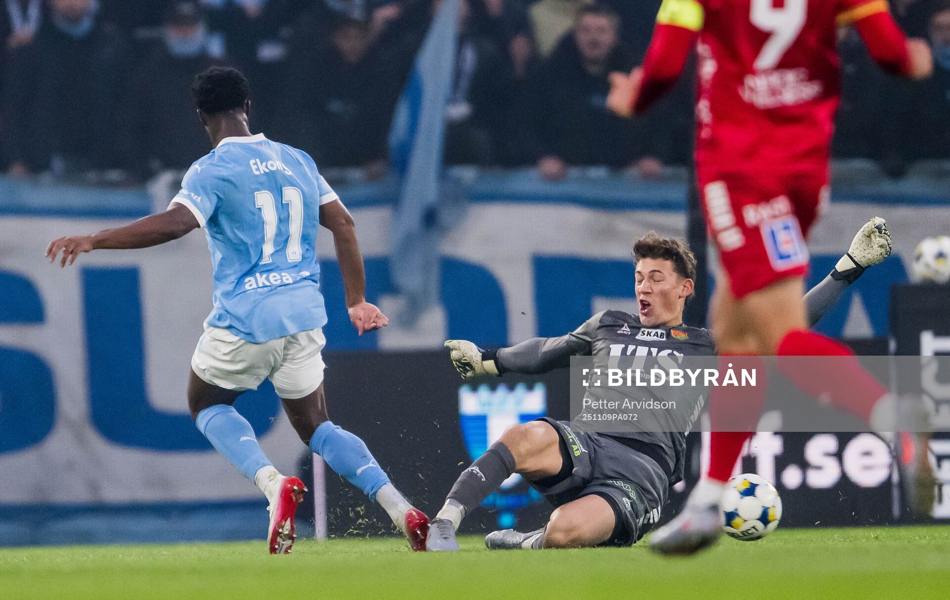 Malmö FFs Emmanuel Ekong och GAISs målvakt Kees Sims