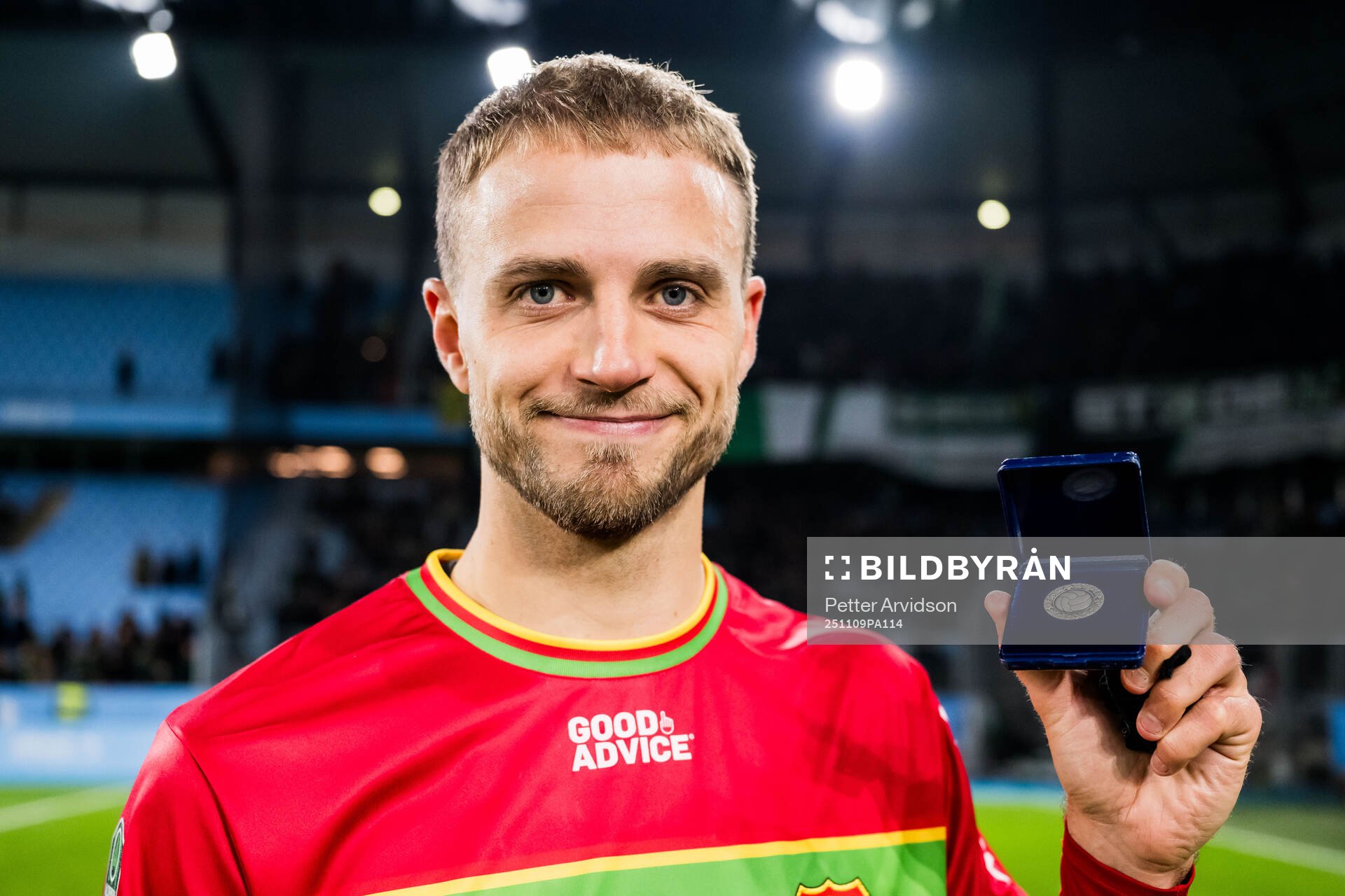 GAISs Gustav Lundgren med sin medalj