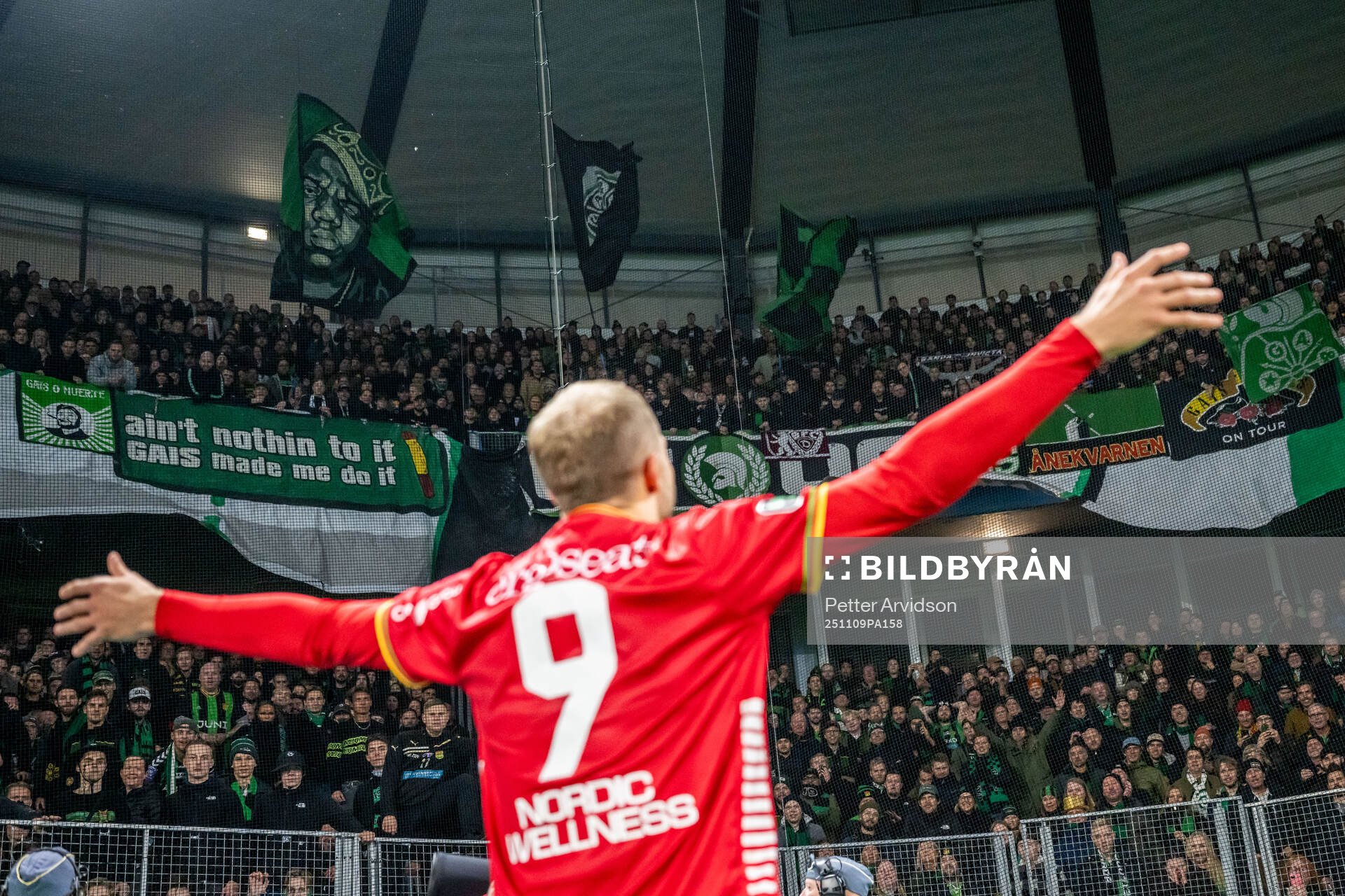GAIS Gustav Lundgren jublar med supportrarna