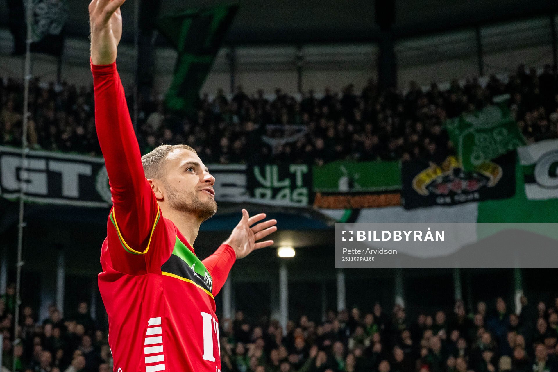 GAIS Gustav Lundgren jublar med supportrarna