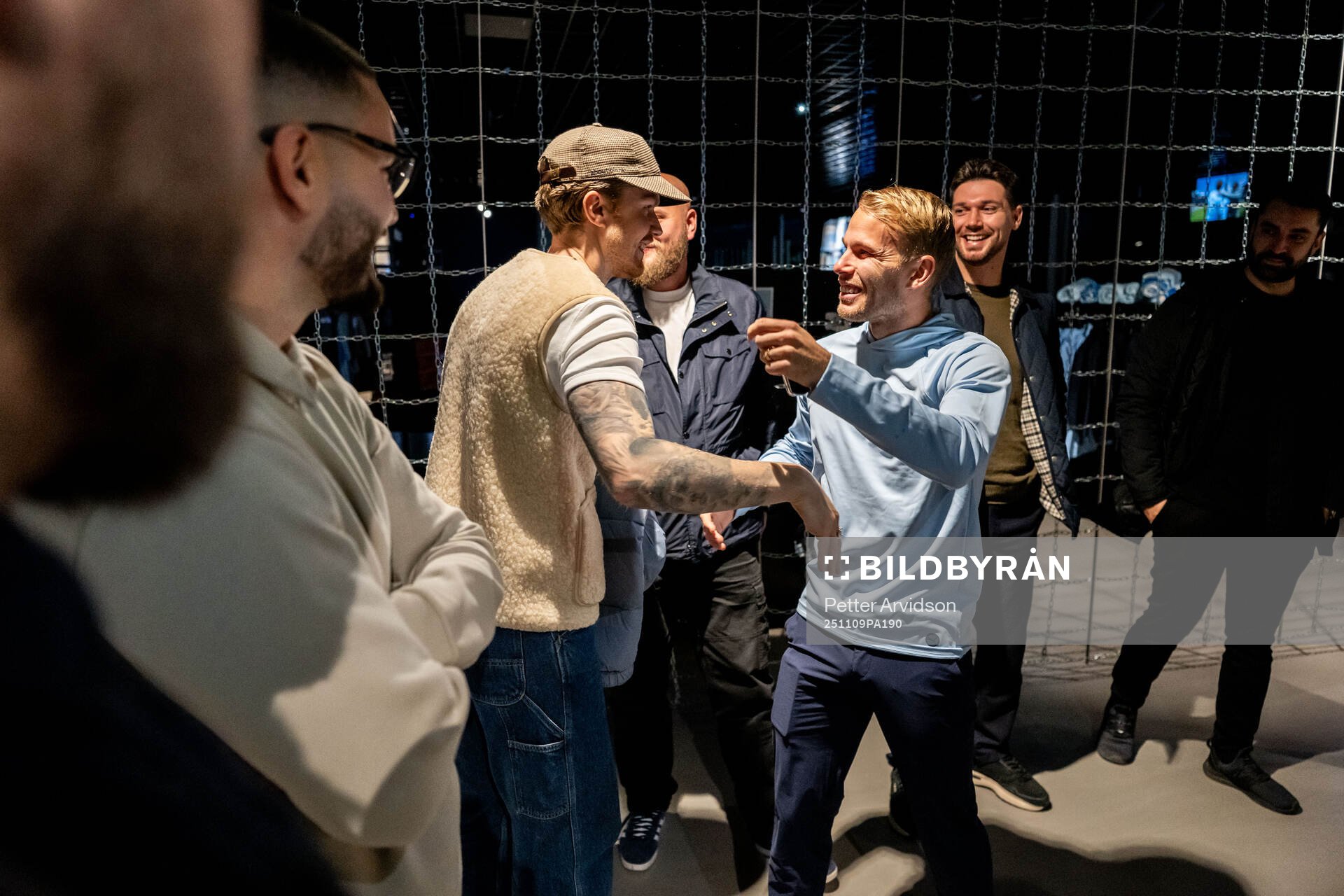 Anton Stiglund kramar om Oscar Lewicki när