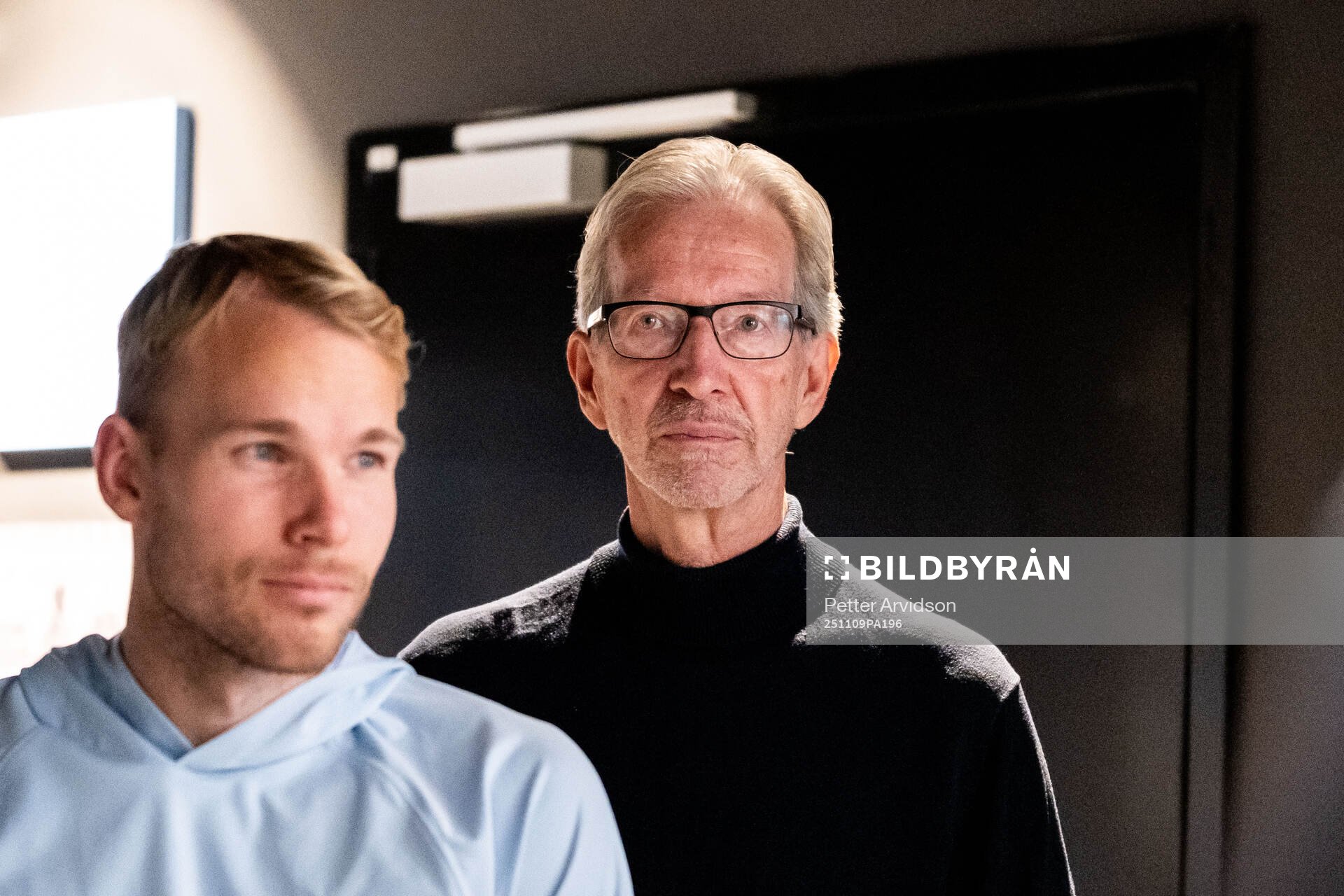 Oscar Lewicki och lärare Richard Ohlqvist när