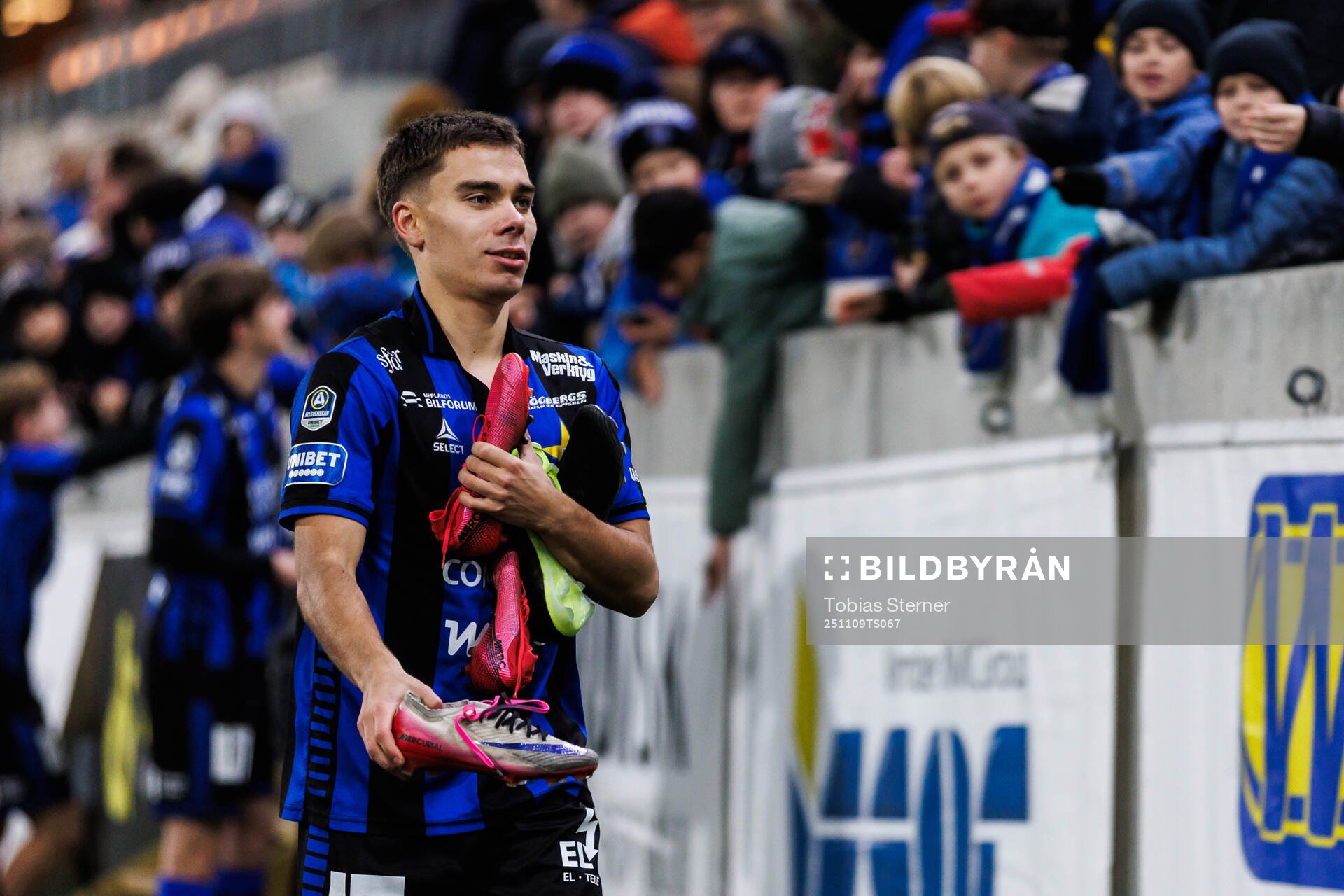 Sirius Leo Walta delar ut fotbollsskor