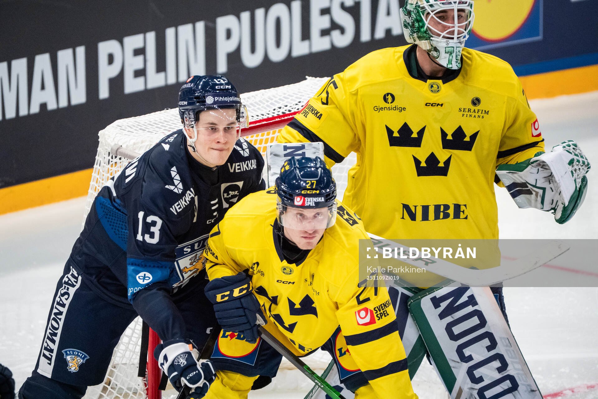 Jesse Puljujärvi of Finland against Gabriel Carlsson and