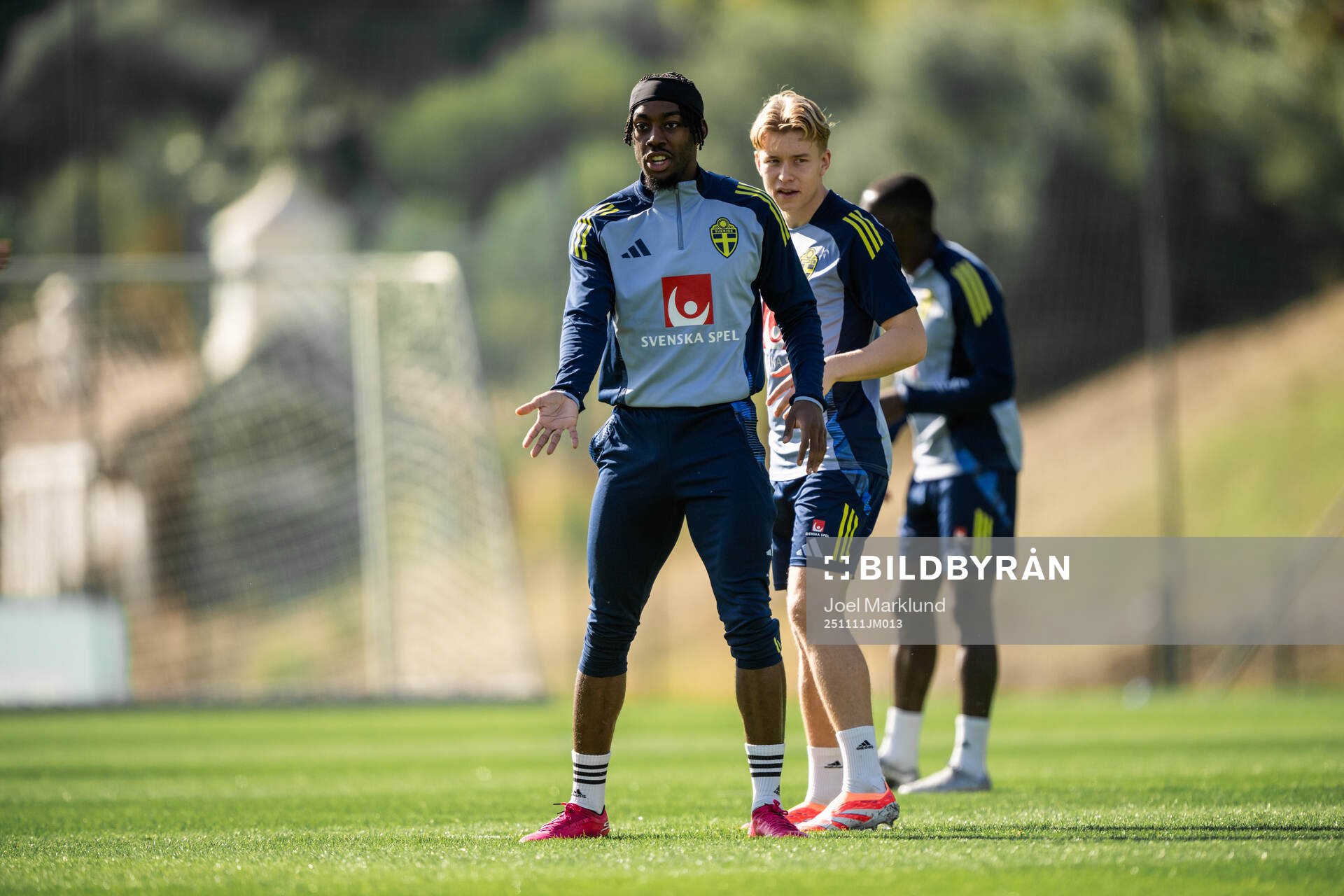 Anthony Elanga and Daniel Svensson of the Swedish national