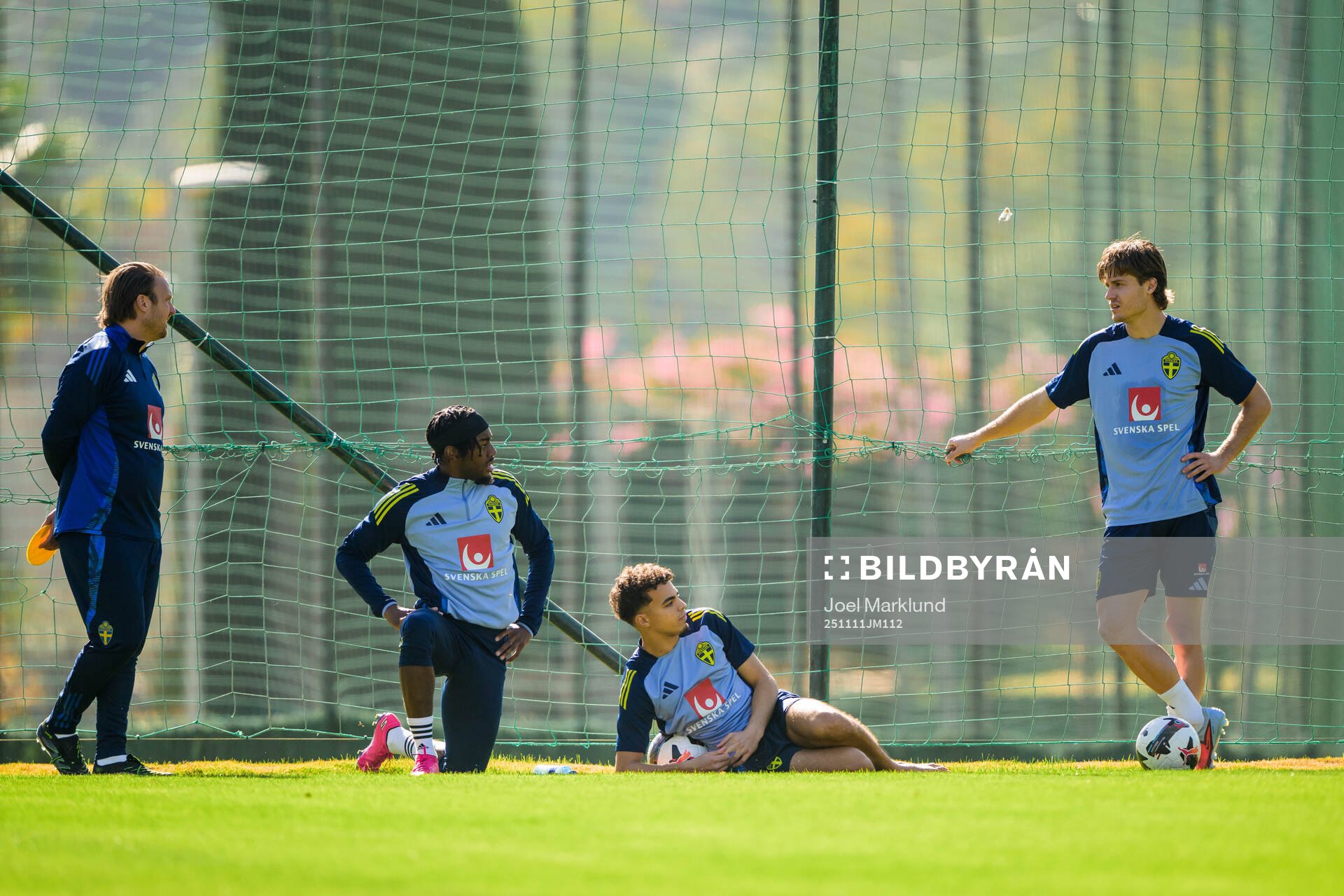 Assistant coach Björn Hamberg, Anthony Elanga, Yasin Ayari