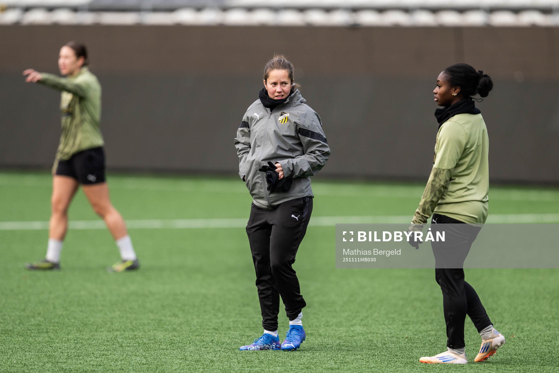 Assistant coach Tiina Jukarainen and Monica Jusu Bah
