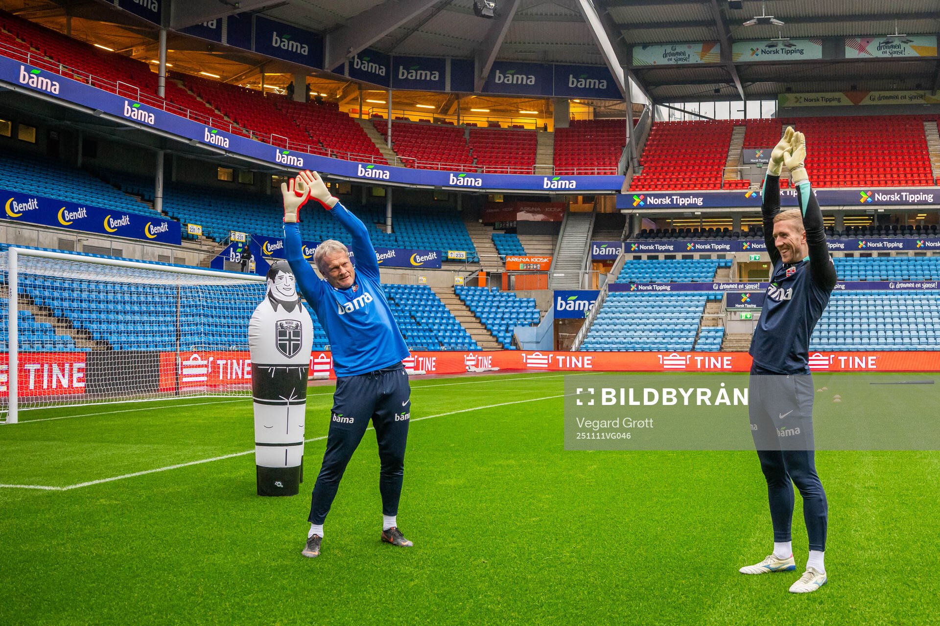 Goalkeeper coach Frode Grodås and goalkeeper Egil Selvik