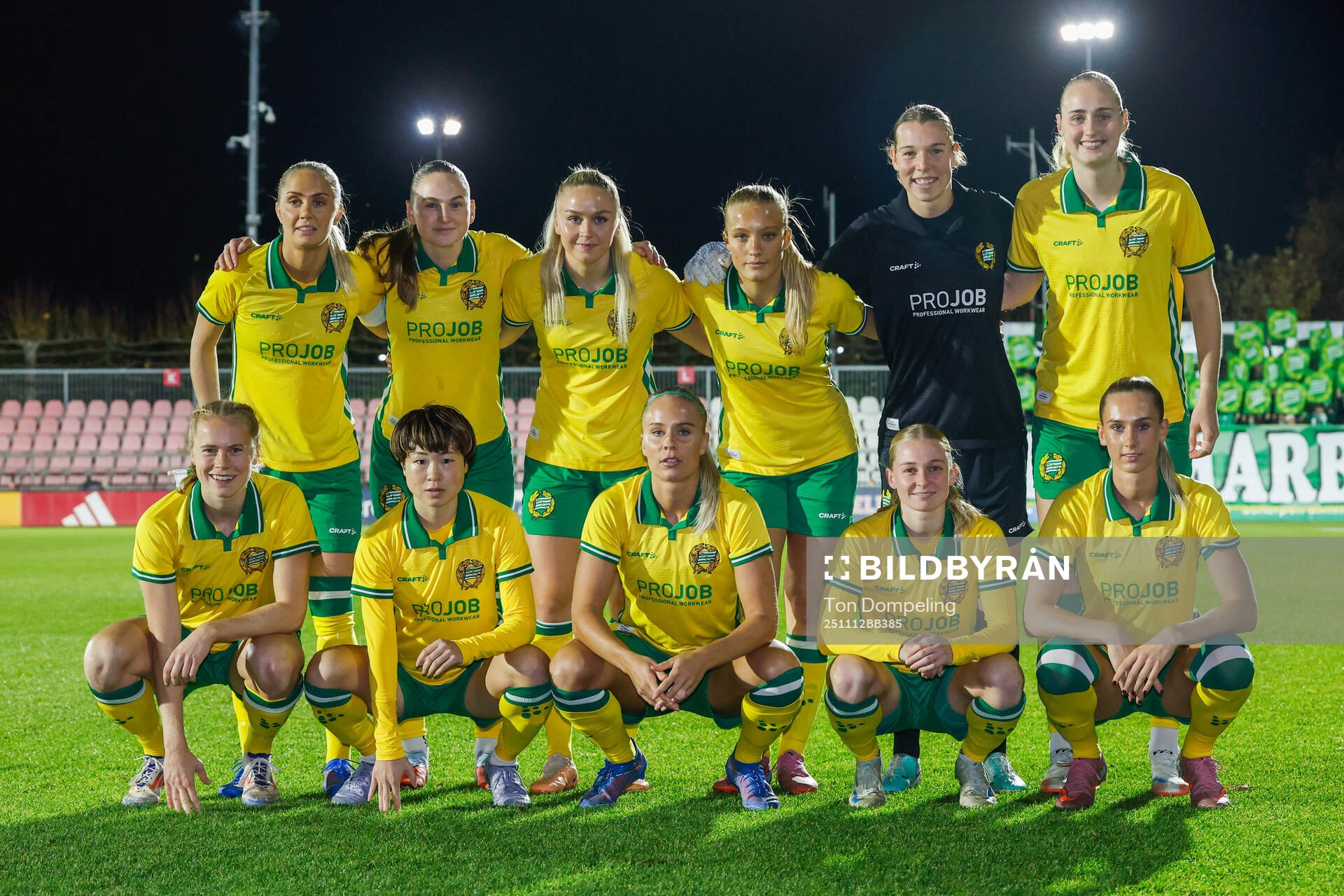 The starting eleven of Hammarby pose for a photo