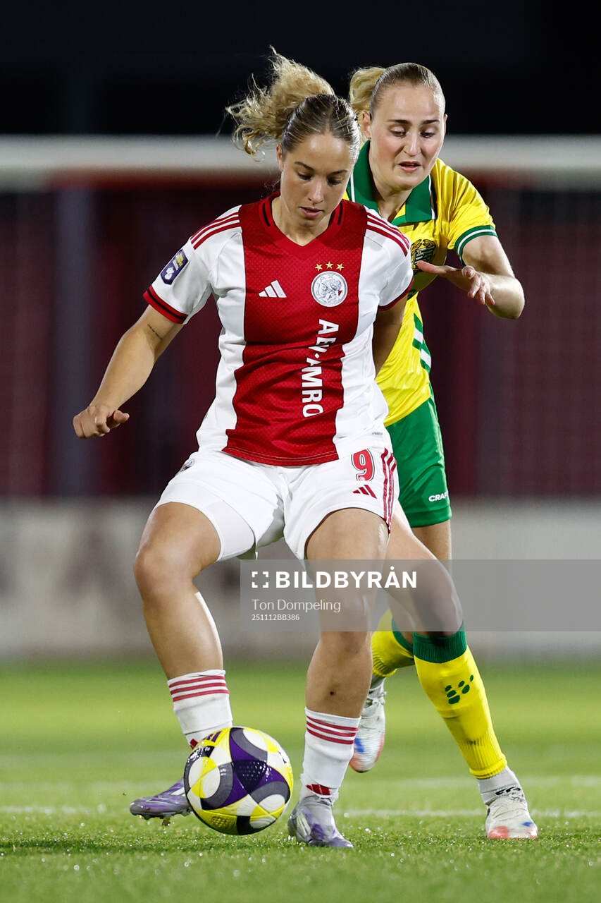 Danique Tolhoek of Ajax and Emilie Bragstad of Hammarby