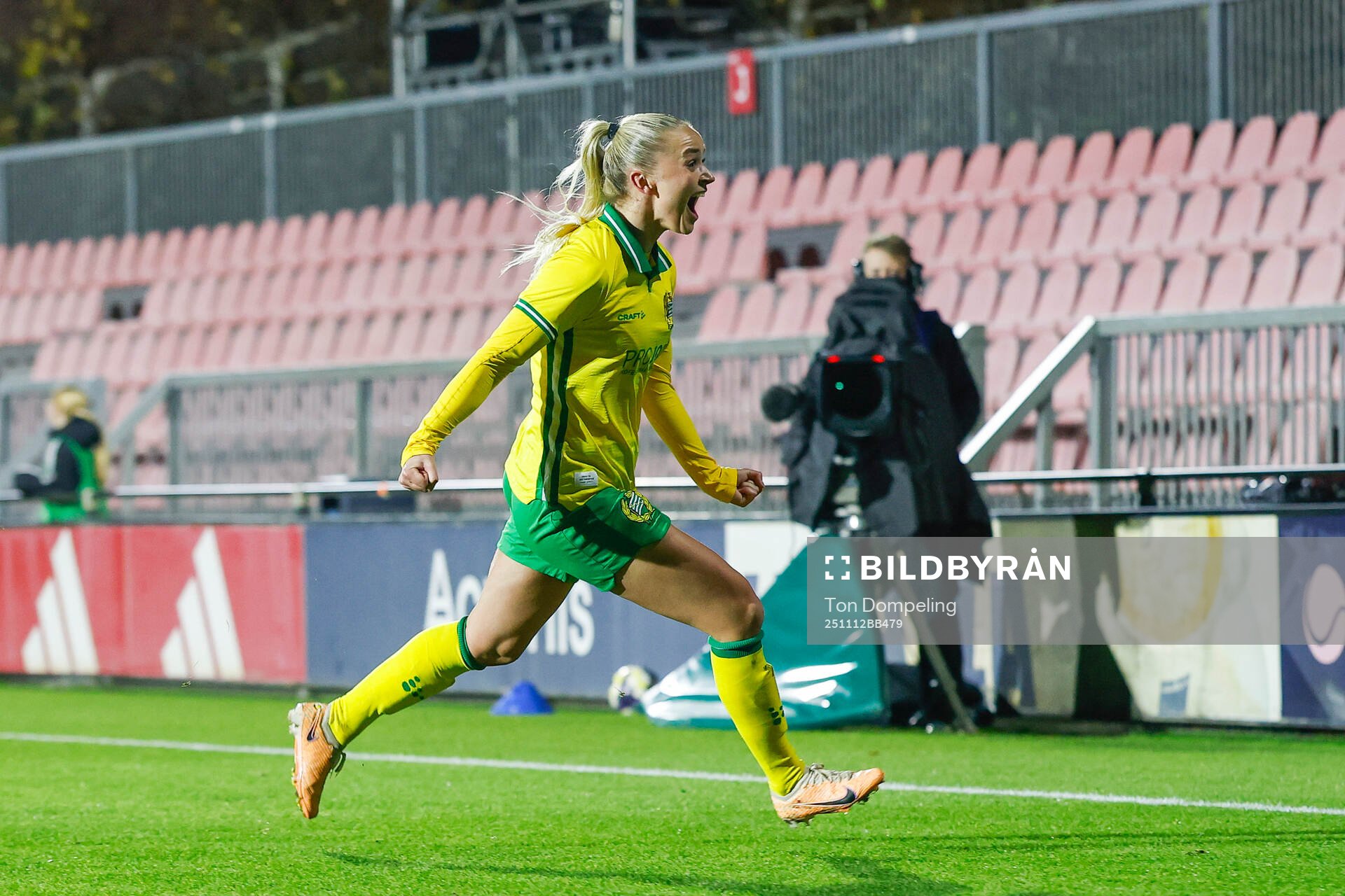 Anna Josendal of Hammarby celebrates