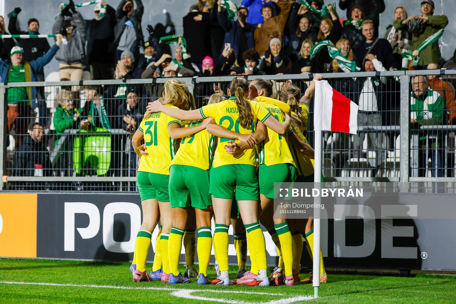 Anna Josendal of Hammarby celebrate with team mates
