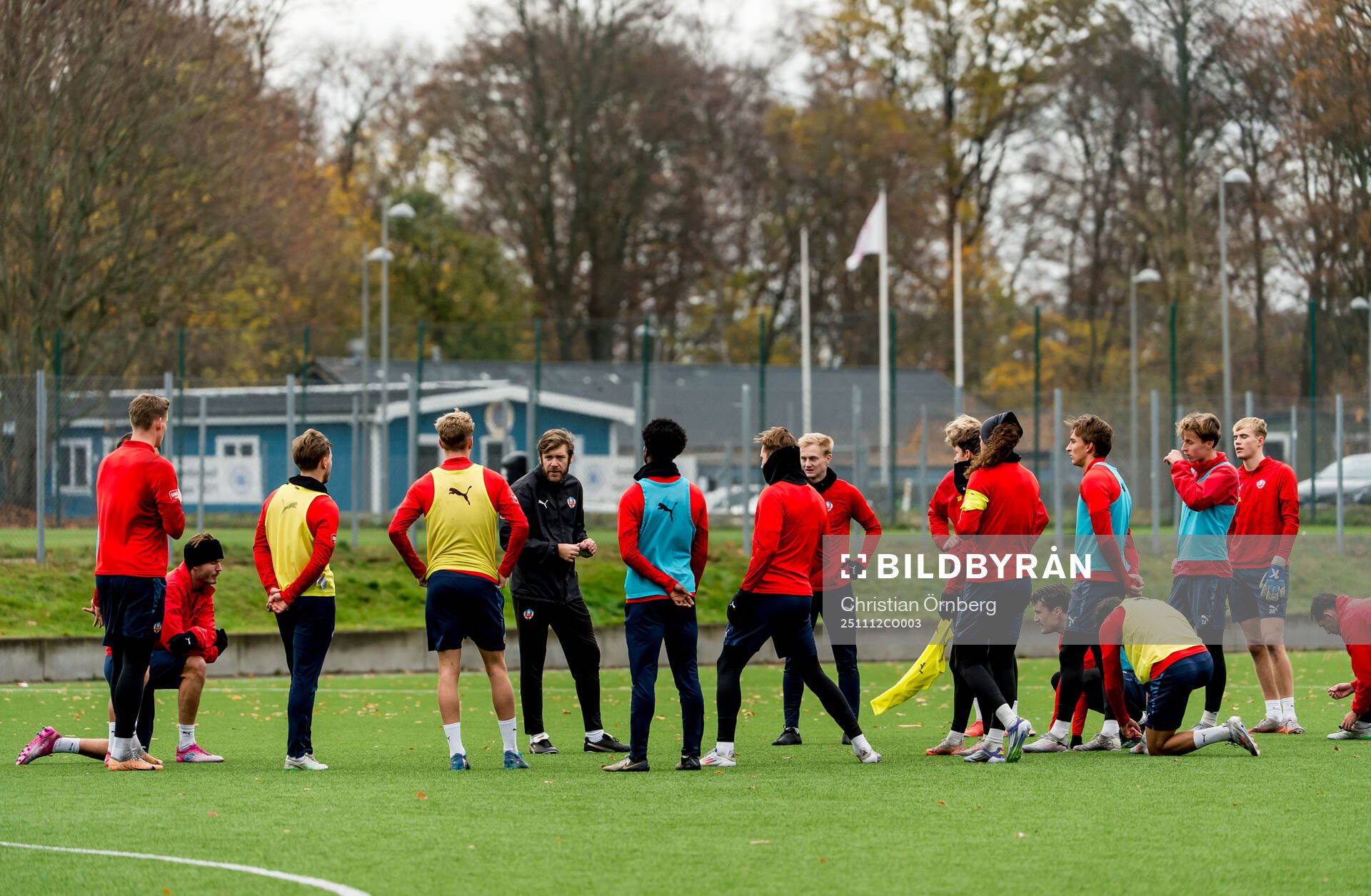 Assisterande tränare Max Lindén och spelare