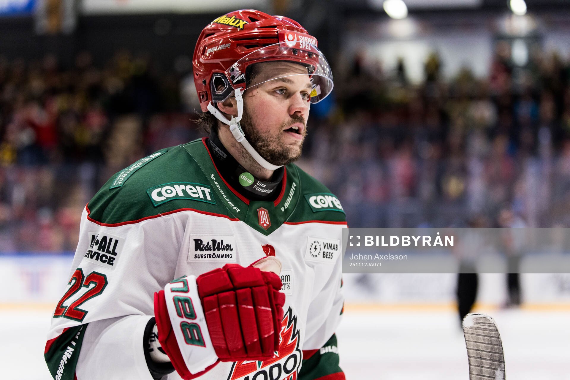 Modos Måns Carlsson jublar