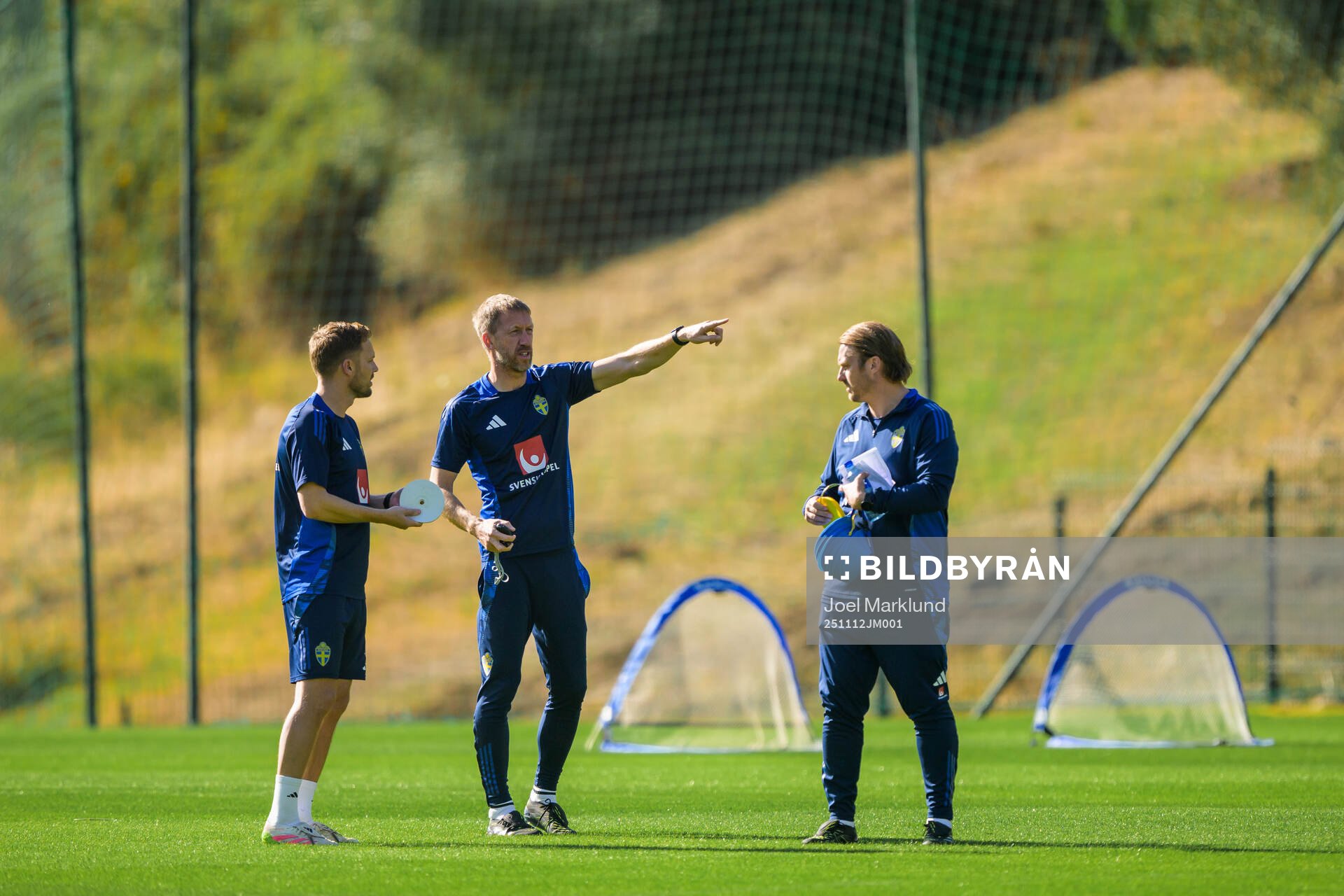 Assistant coach Sebastian Larsson, head coach Graham Potter