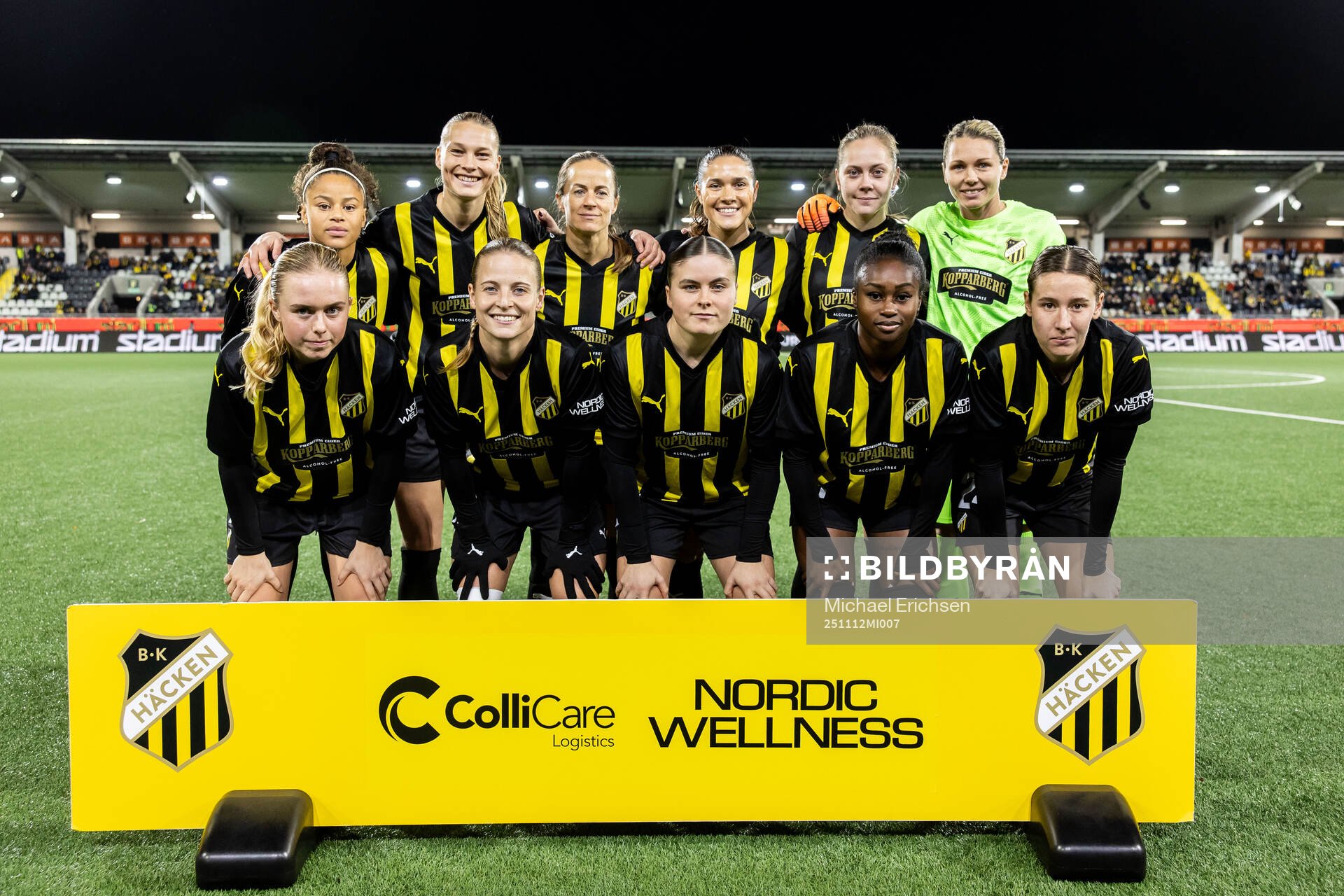 The starting eleven of Häcken pose for a photo