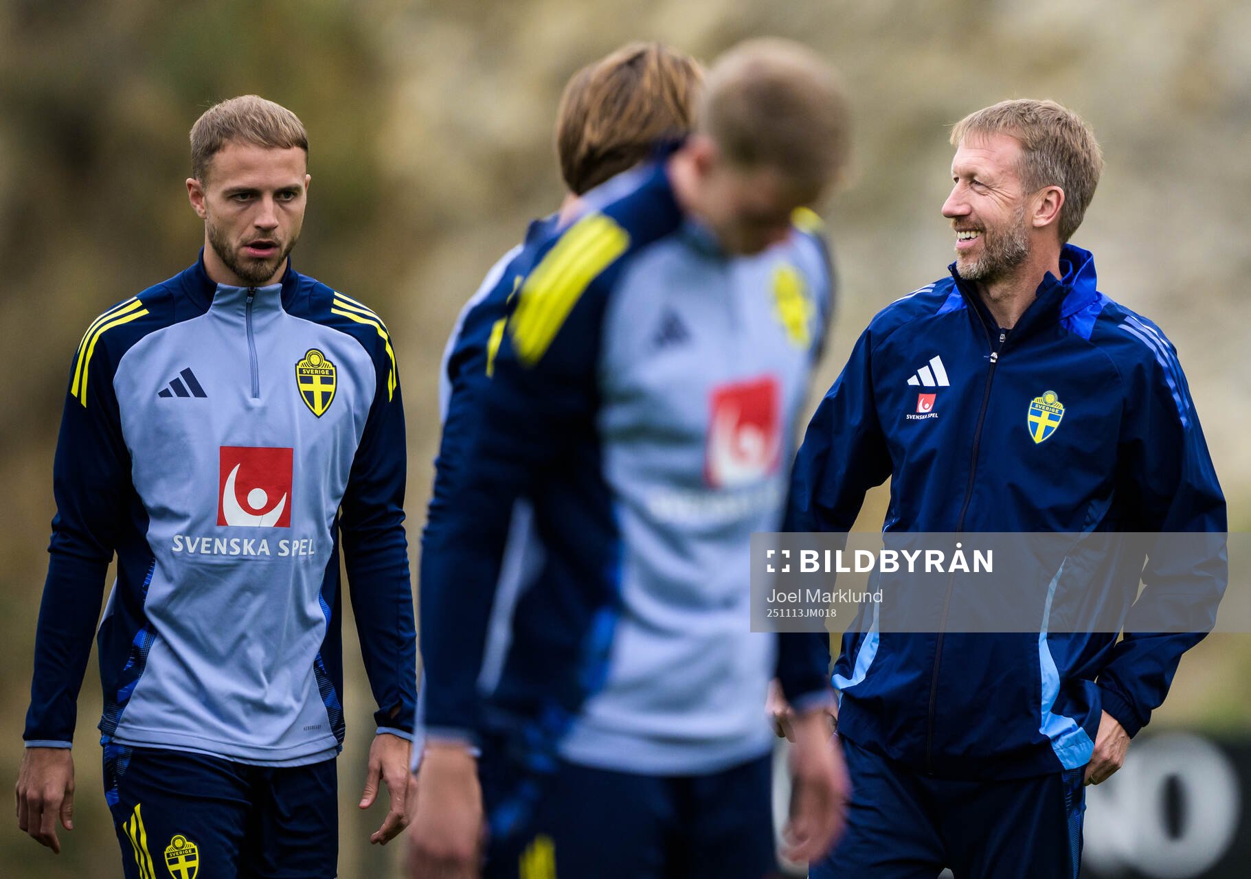 Gustav Lundgren and head coach Graham Potter of the Swedish